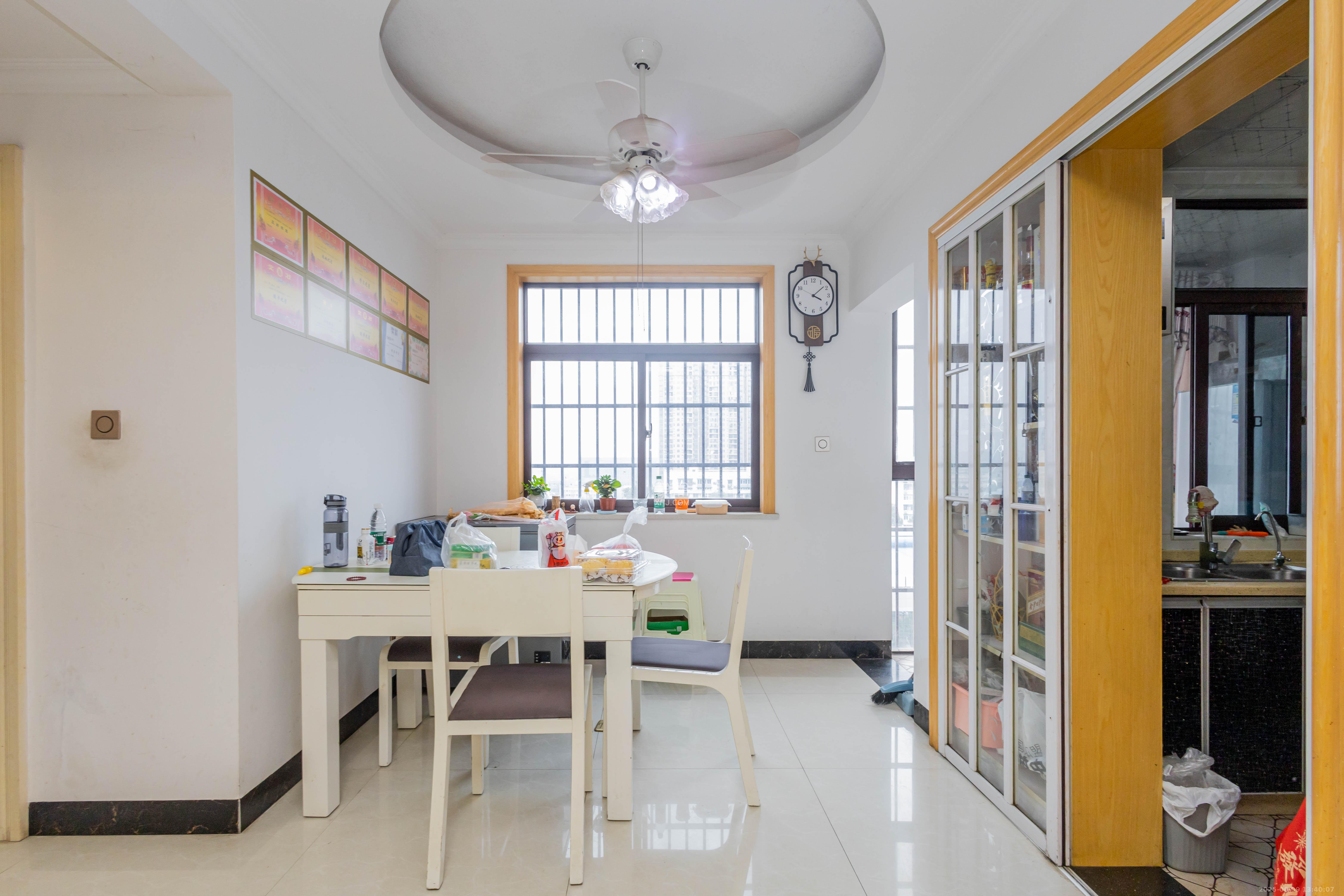 三景华御  3室2厅1卫    69.8万 三景华御  3室2厅1卫    69.8万客厅