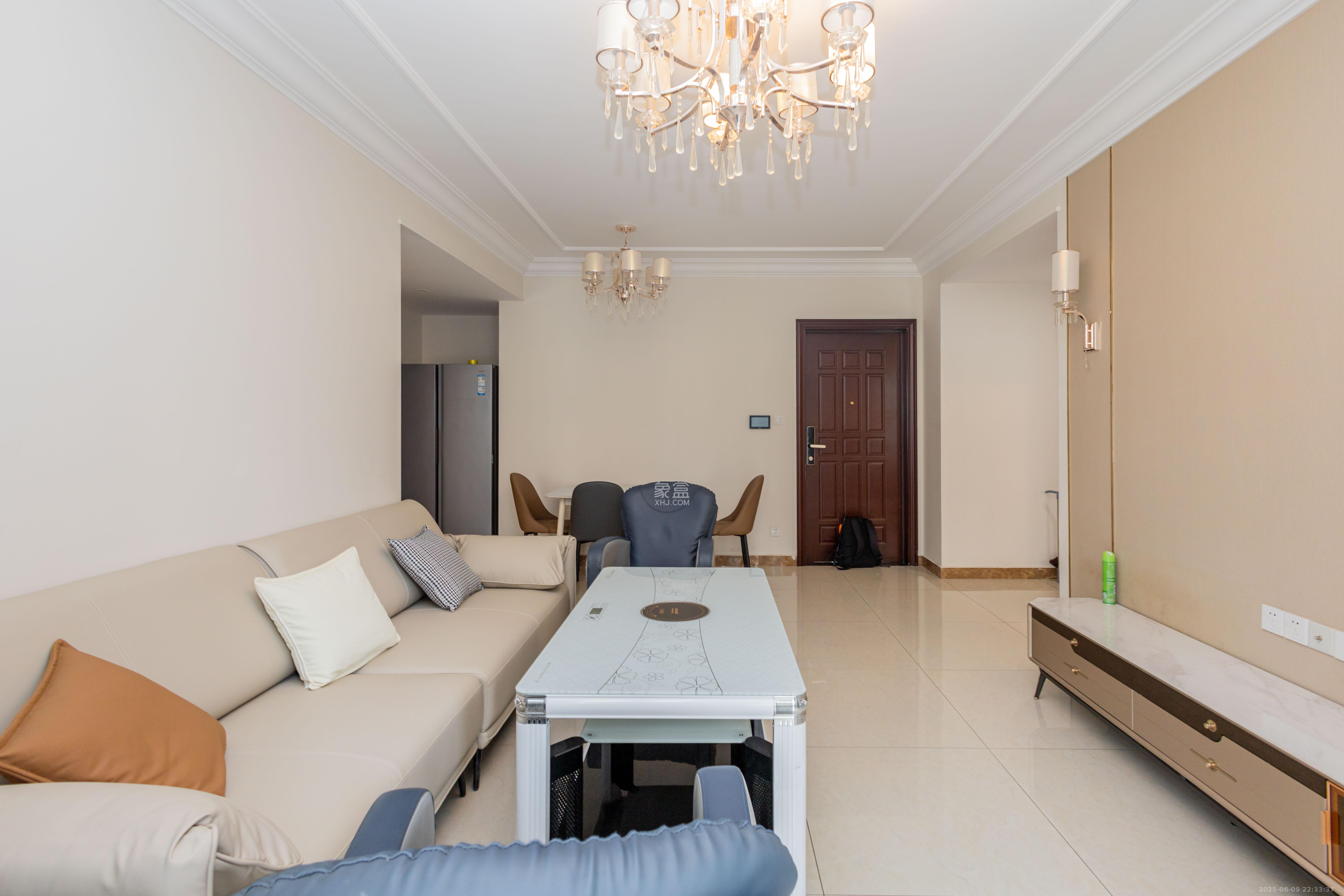 恒大江湾 3室2厅1卫 99.8万 恒大江湾 3室2厅1卫 99.8万客厅