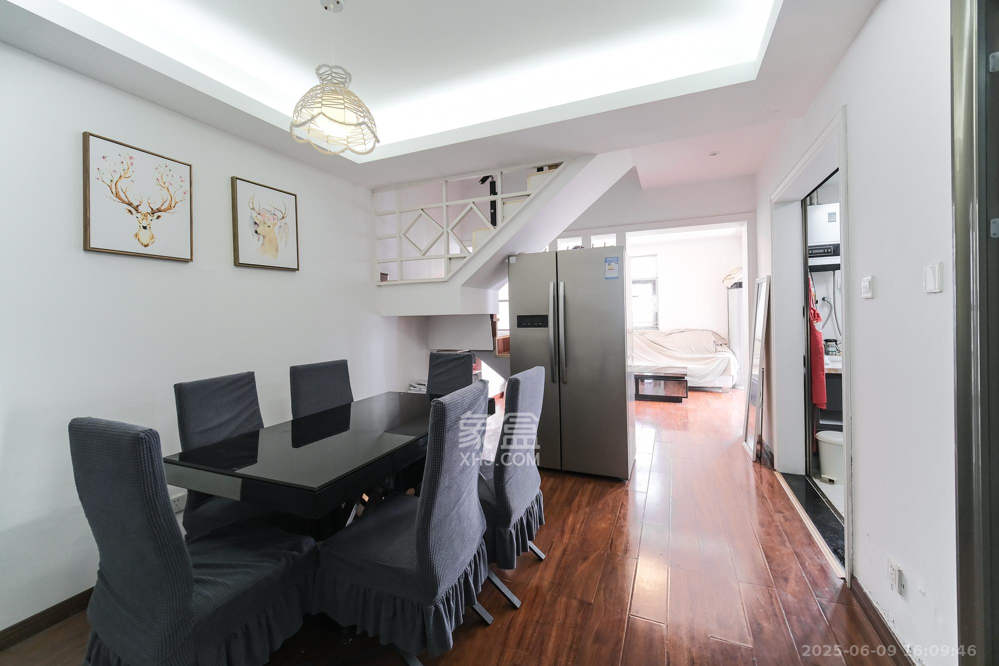 郡原居里  3室2厅3卫    63.0万 郡原居里  3室2厅3卫    63.0万客厅