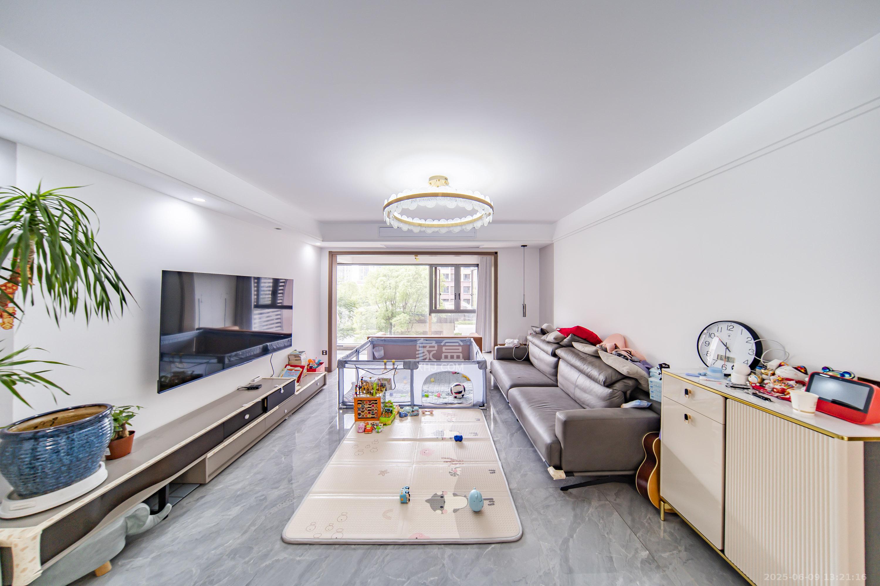 城发恒伟星雅韵(恒伟星辉苑) 4室2厅2卫 172.0万 城发恒伟星雅韵(恒伟星辉苑) 4室2厅2卫 172.0万客厅