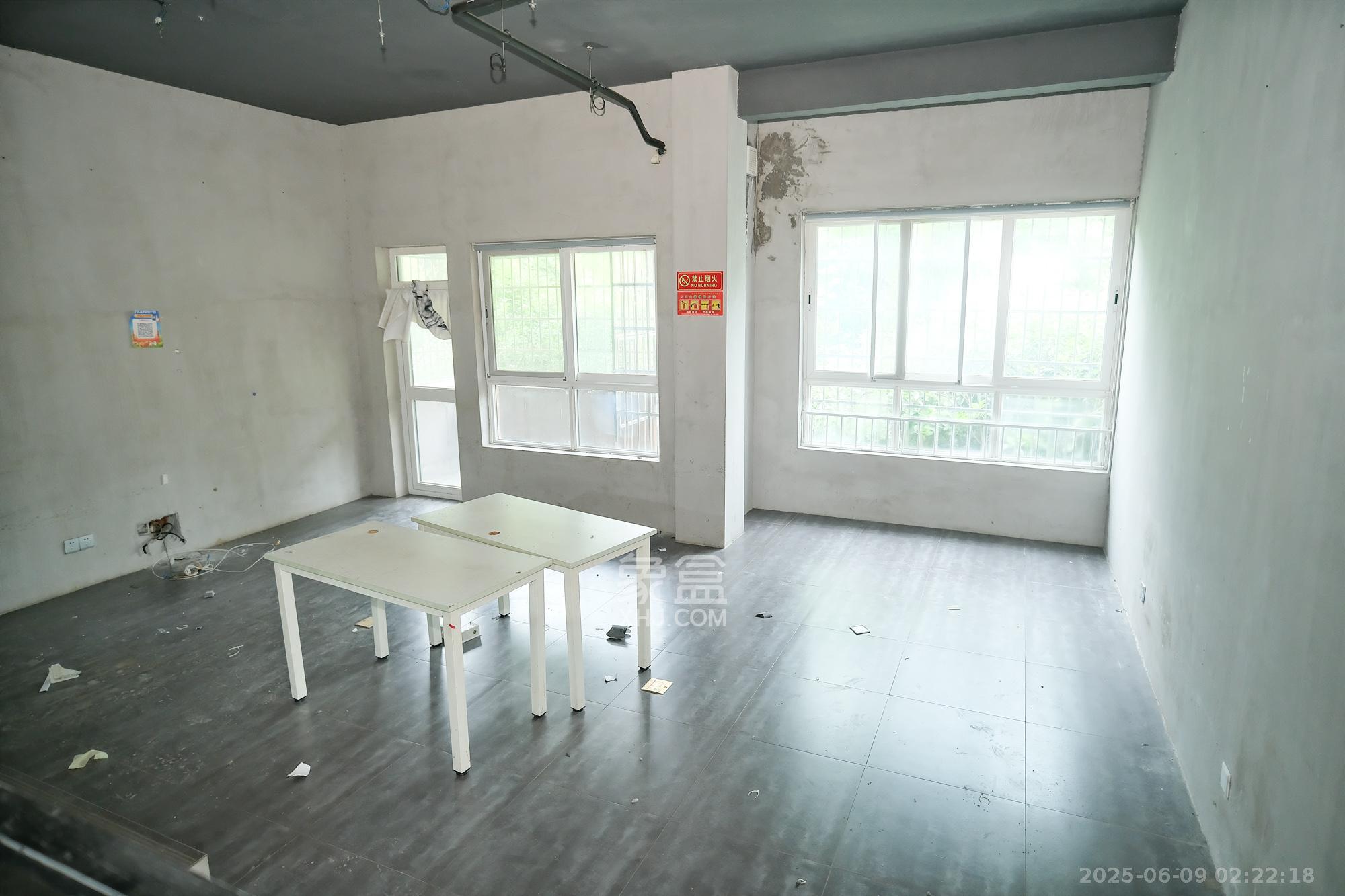 山水湾  5室2厅3卫    571.0万 山水湾  5室2厅3卫    571.0万客厅