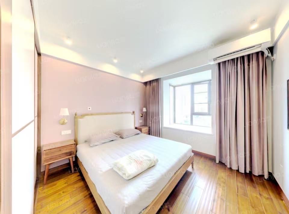 海航豪庭南苑 3室2厅2卫 251.0万 海航豪庭南苑 3室2厅2卫 251.0万客厅