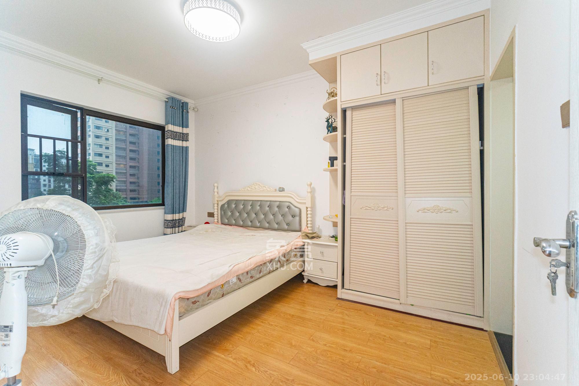 华润置地广场二期  3室2厅2卫    85.0万 华润置地广场二期  3室2厅2卫    85.0万卧室