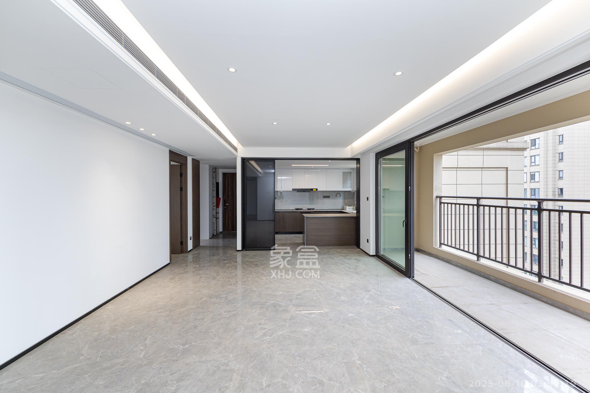 万科滨河道  4室2厅2卫    173.0万客厅