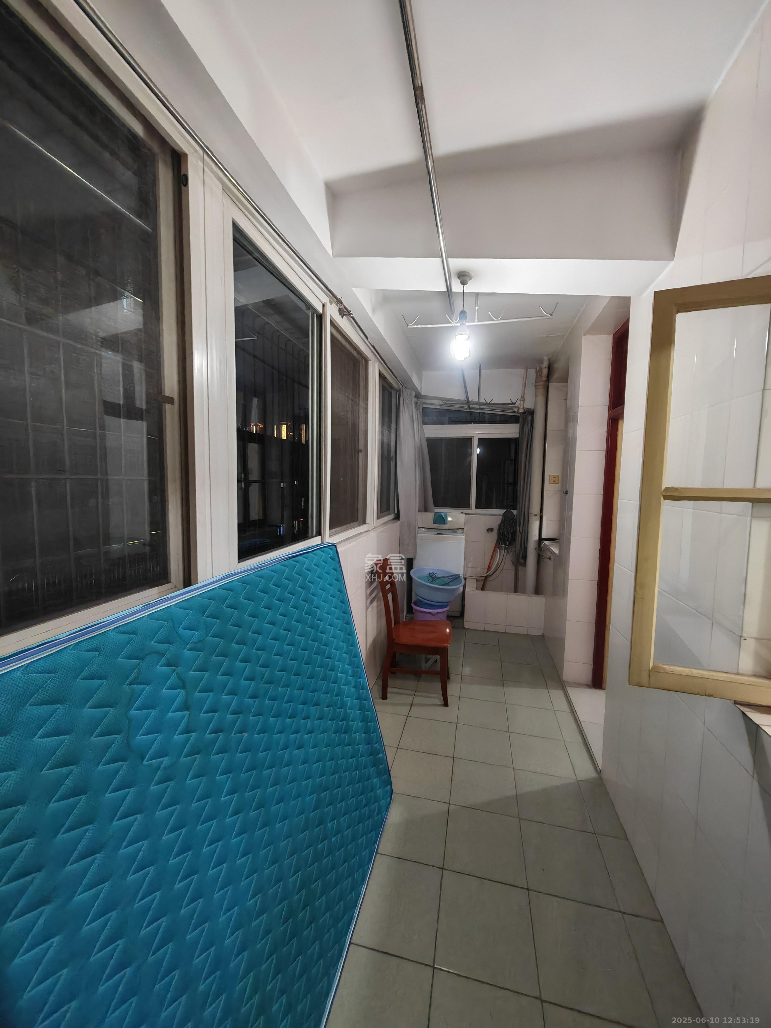 红旗综合安置楼 2室1厅1卫 1800.0元/月 红旗综合安置楼 2室1厅1卫 1800.0元/月室内图