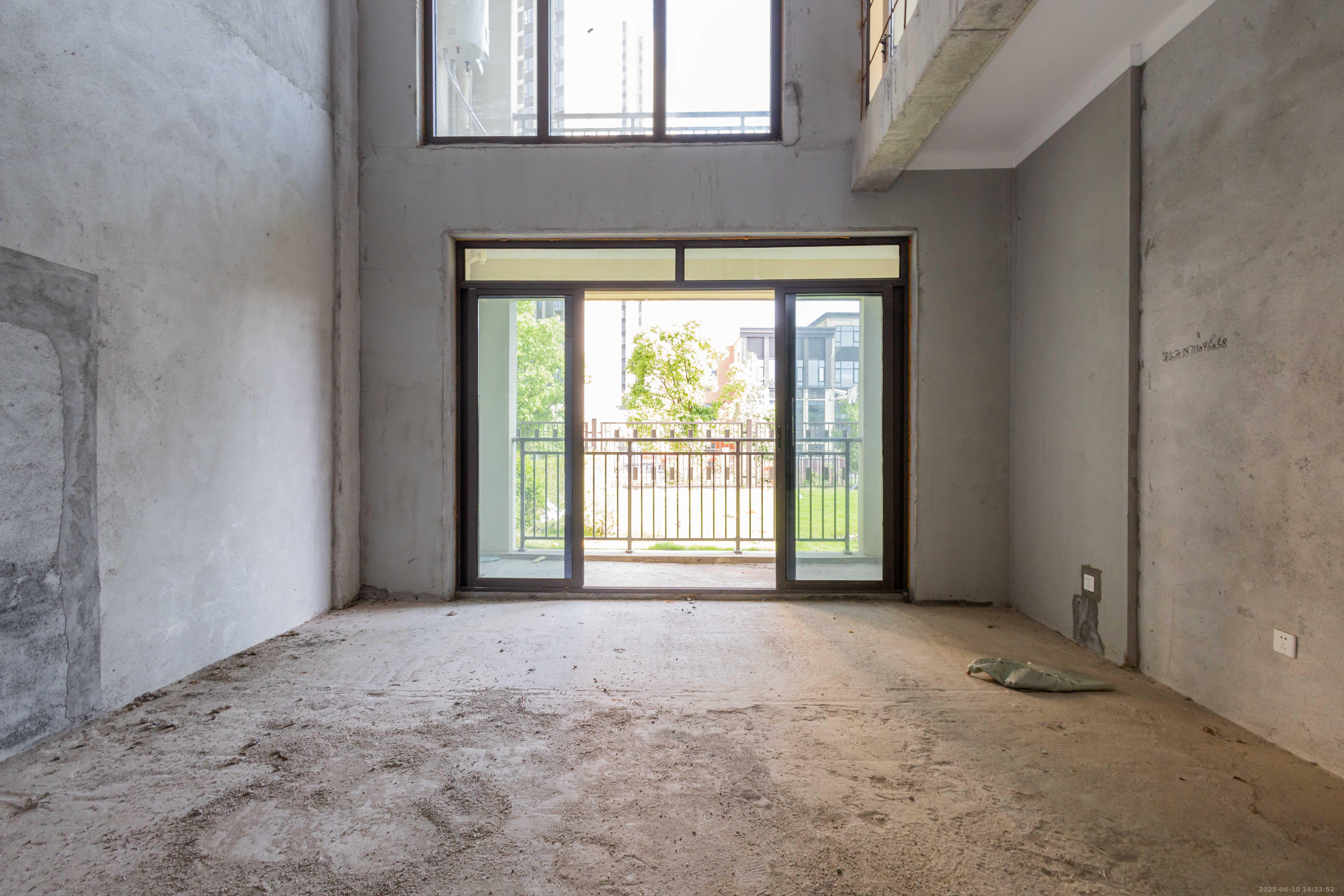 湘域芯城二期  5室3厅3卫    268.0万客厅