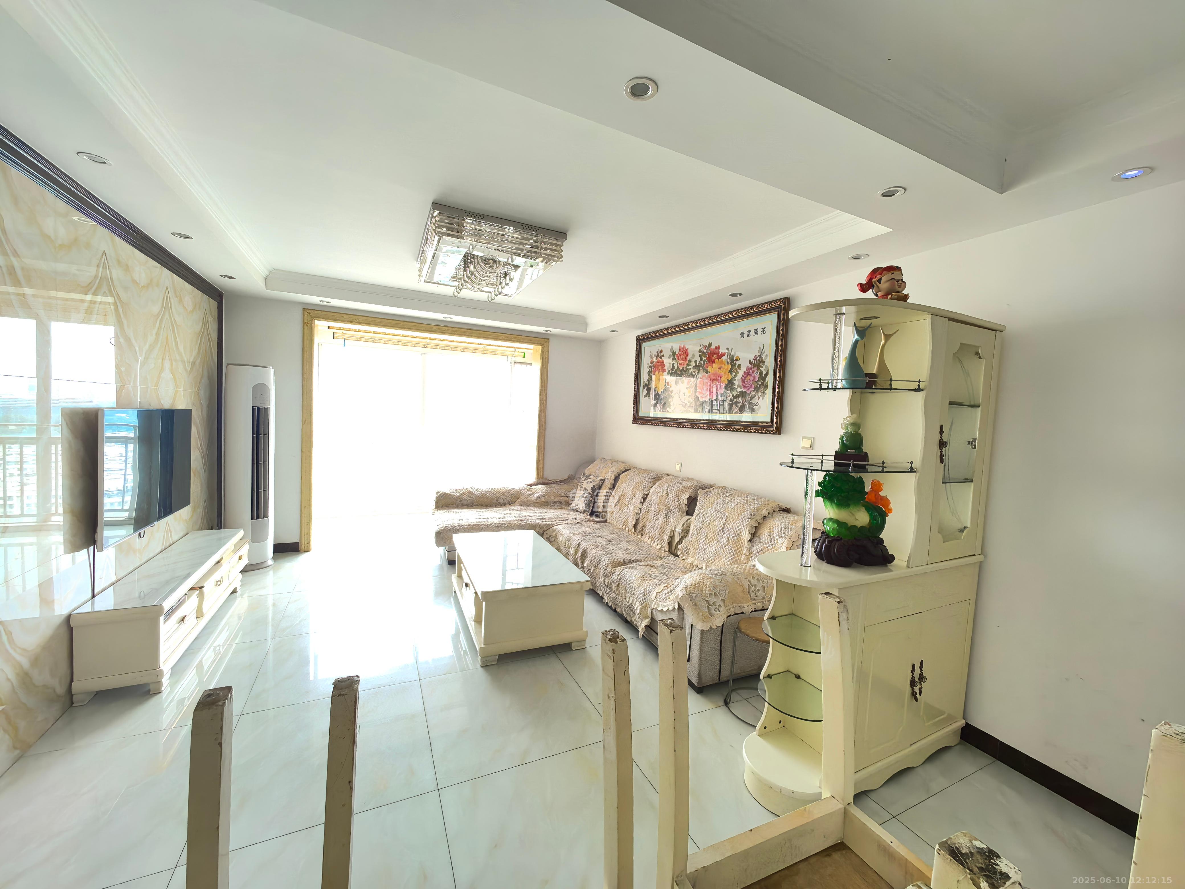 恒广国际景园一二区 3室2厅2卫 2300.0元/月 恒广国际景园一二区 3室2厅2卫 2300.0元/月室内图