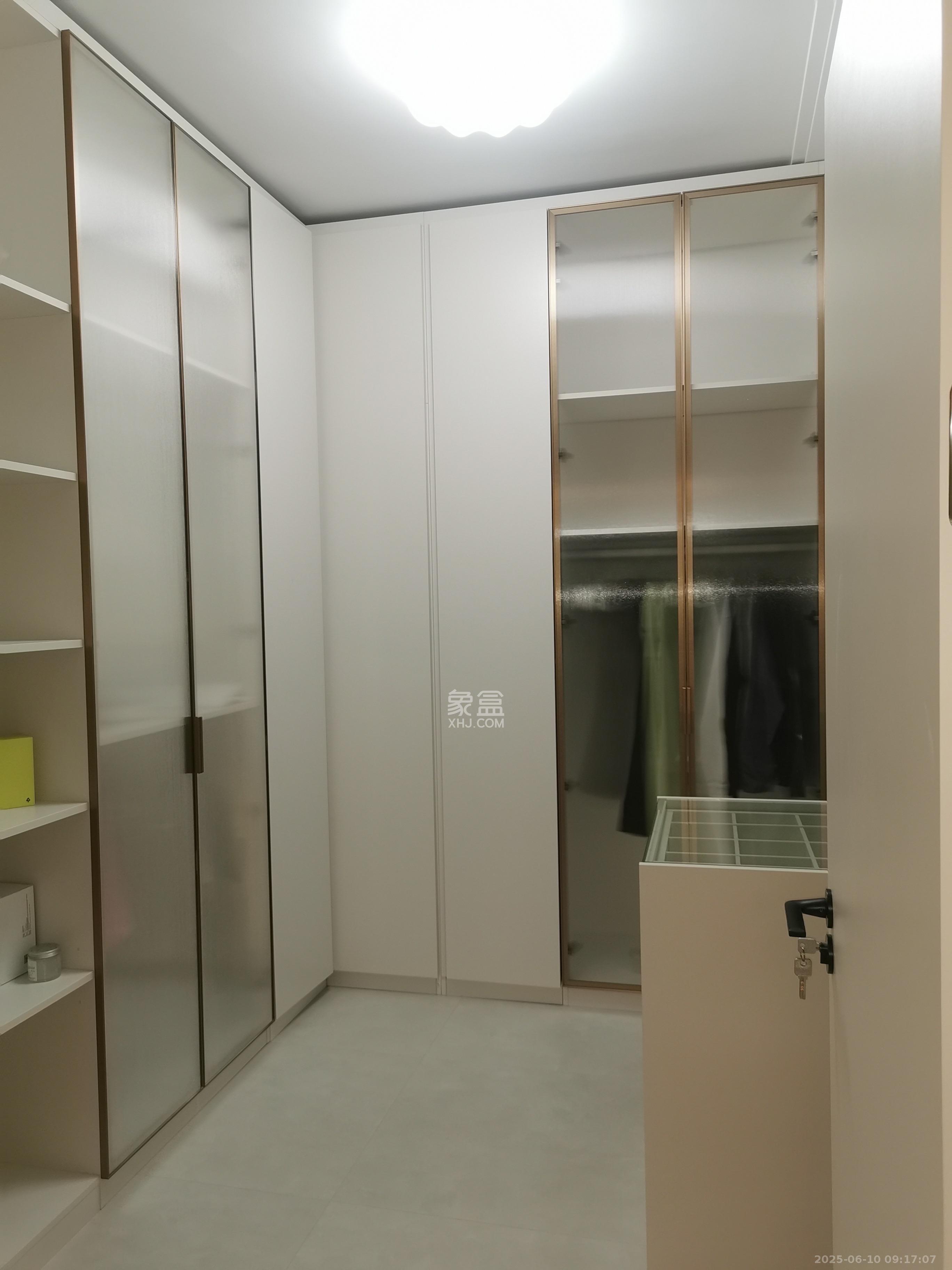 绿地V岛  3室2厅2卫    4200.0元/月室内图
