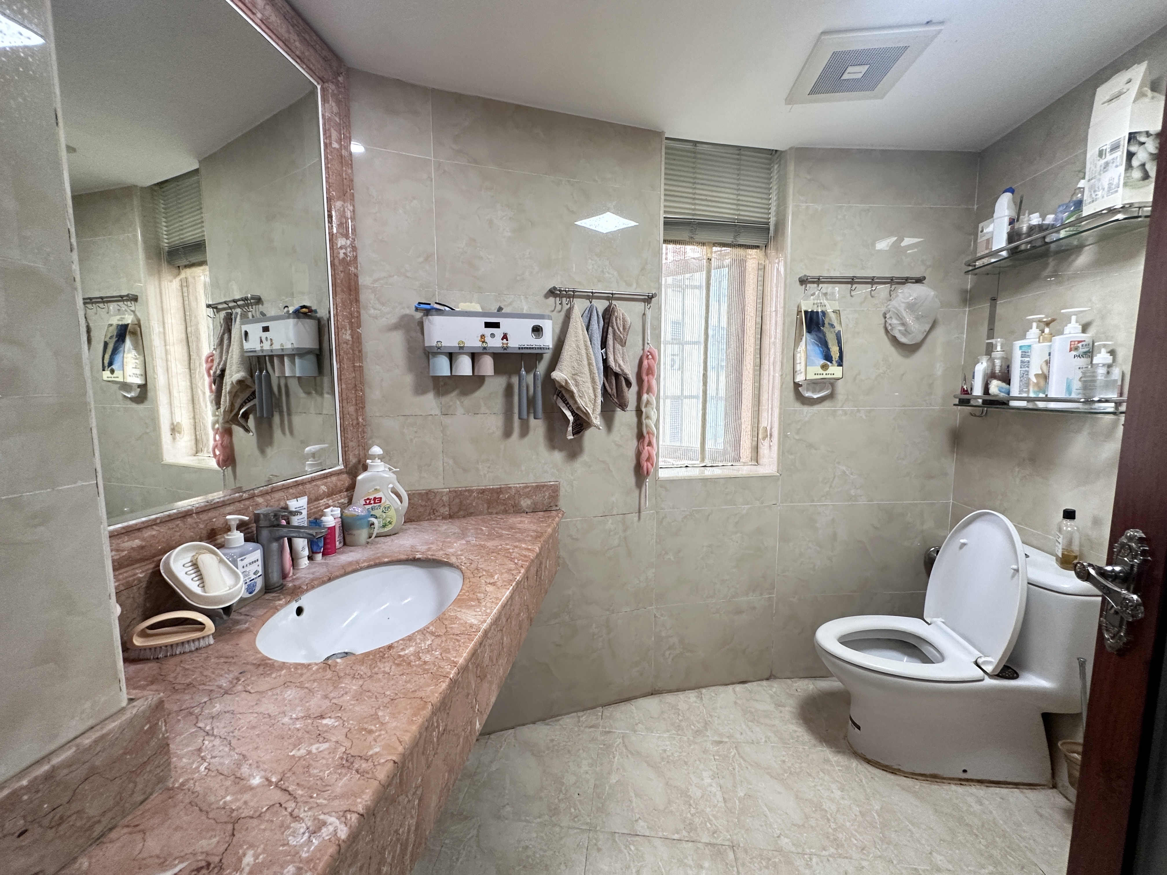 国兴城(B区) 5室2厅2卫 275.0万 国兴城(B区) 5室2厅2卫 275.0万客厅