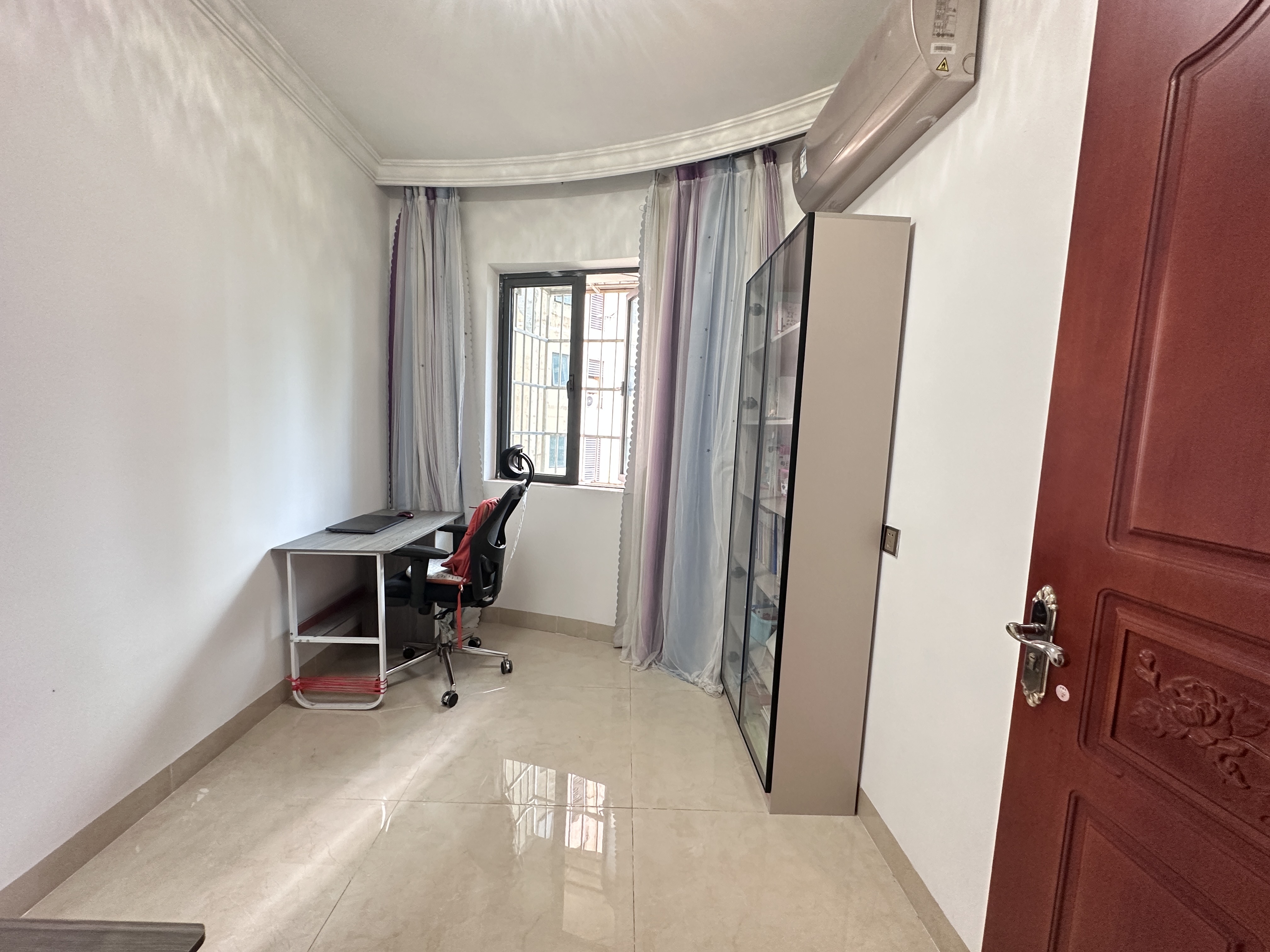 国兴城(B区) 5室2厅2卫 275.0万 国兴城(B区) 5室2厅2卫 275.0万客厅