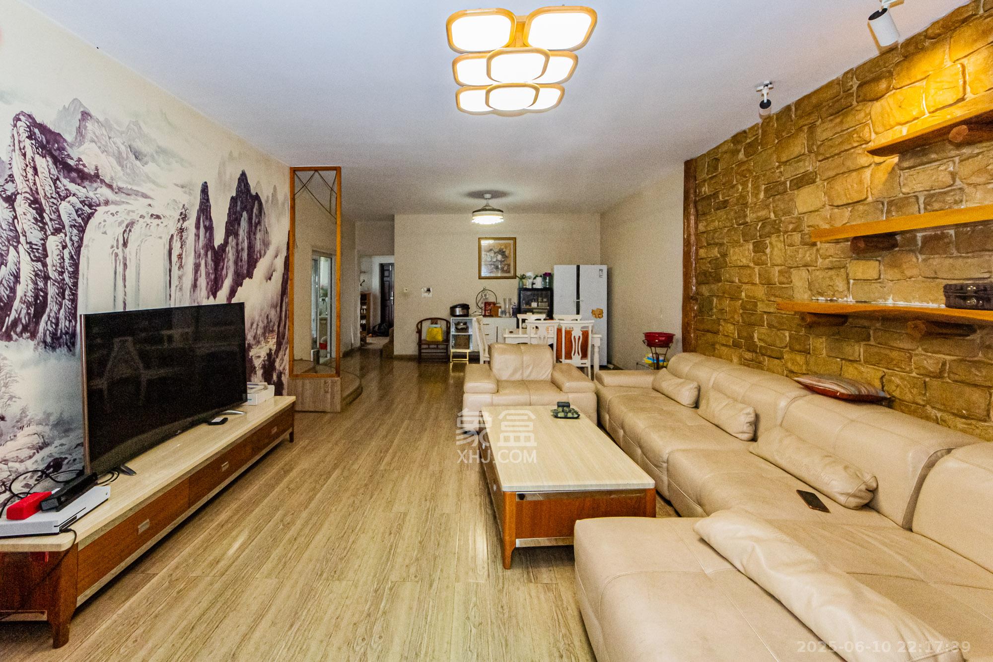 顺天黄金海岸 4室2厅2卫 120.0万 顺天黄金海岸 4室2厅2卫 120.0万客厅