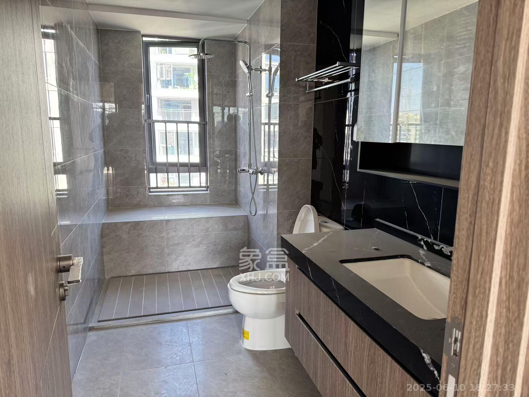 轨道万科悦府  4室2厅2卫    4500.0元/月 轨道万科悦府  4室2厅2卫    4500.0元/月室内图