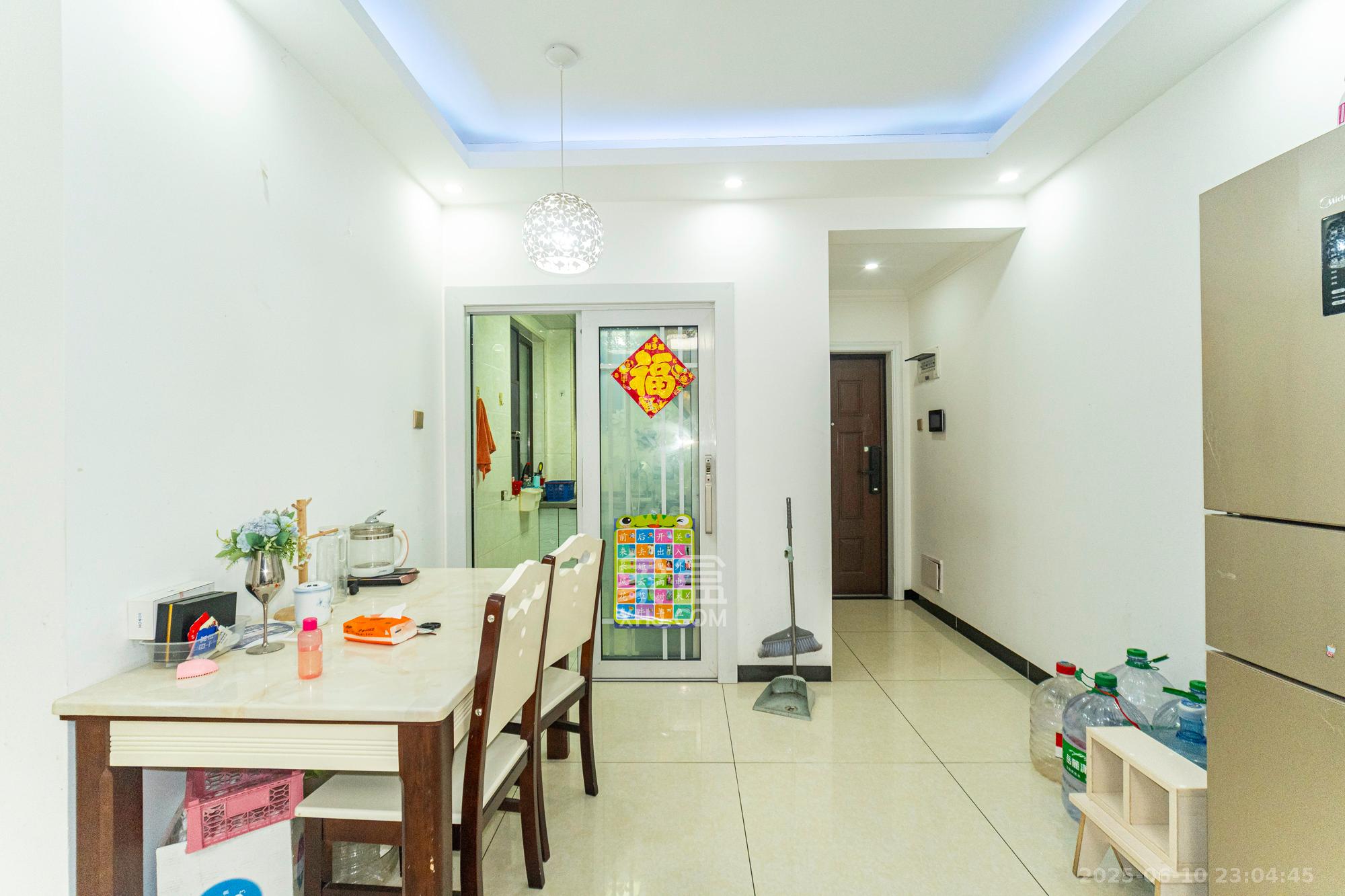 华润置地广场二期  3室2厅2卫    85.0万 华润置地广场二期  3室2厅2卫    85.0万客厅