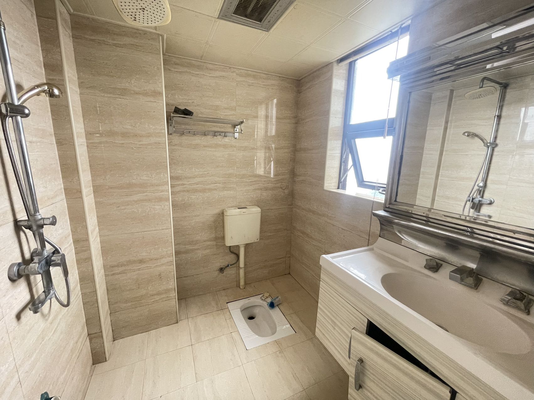 美的城一期 4室2厅2卫 70.0万 美的城一期 4室2厅2卫 70.0万室内图