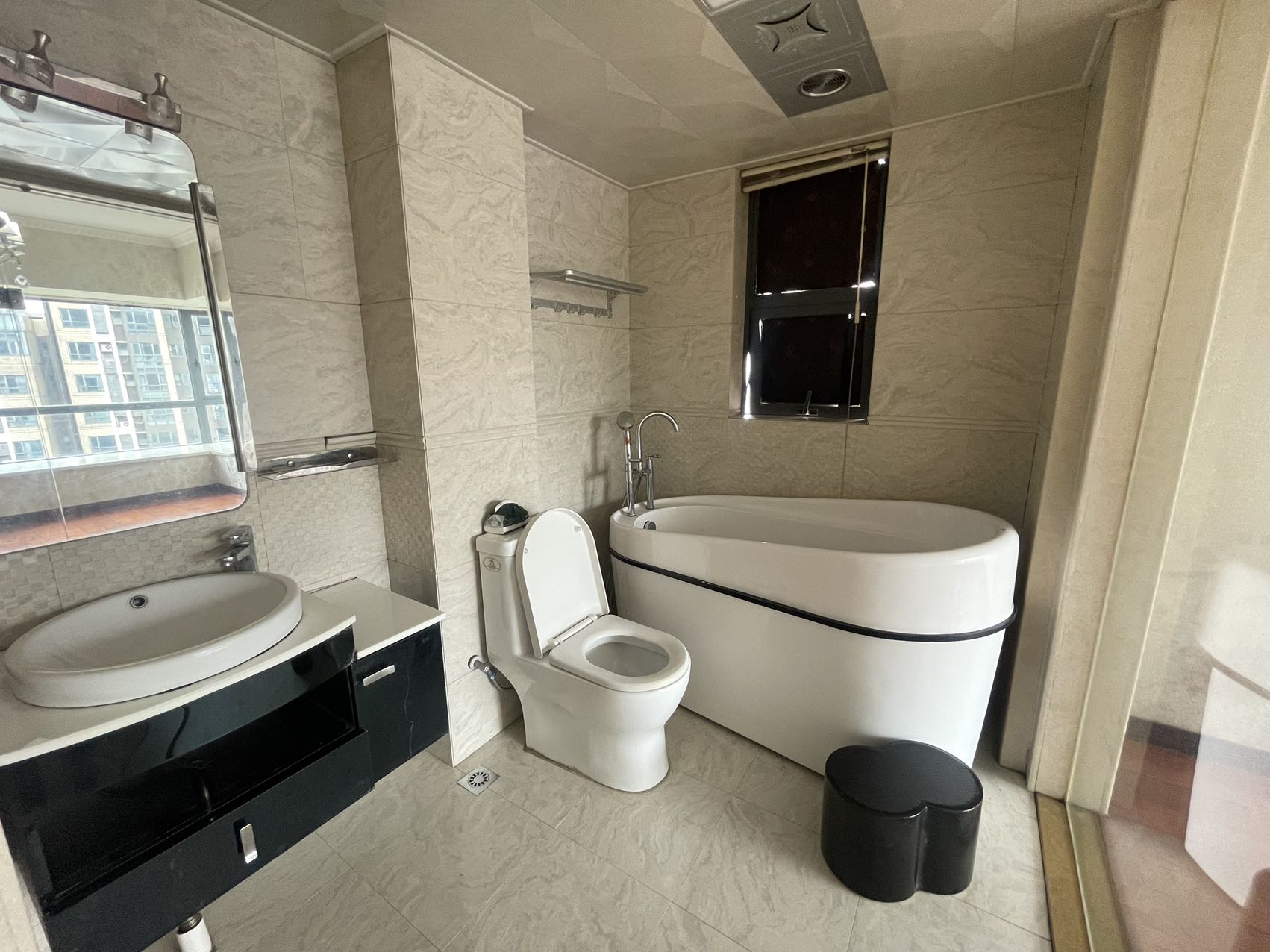 美的城一期 4室2厅2卫 70.0万 美的城一期 4室2厅2卫 70.0万室内图