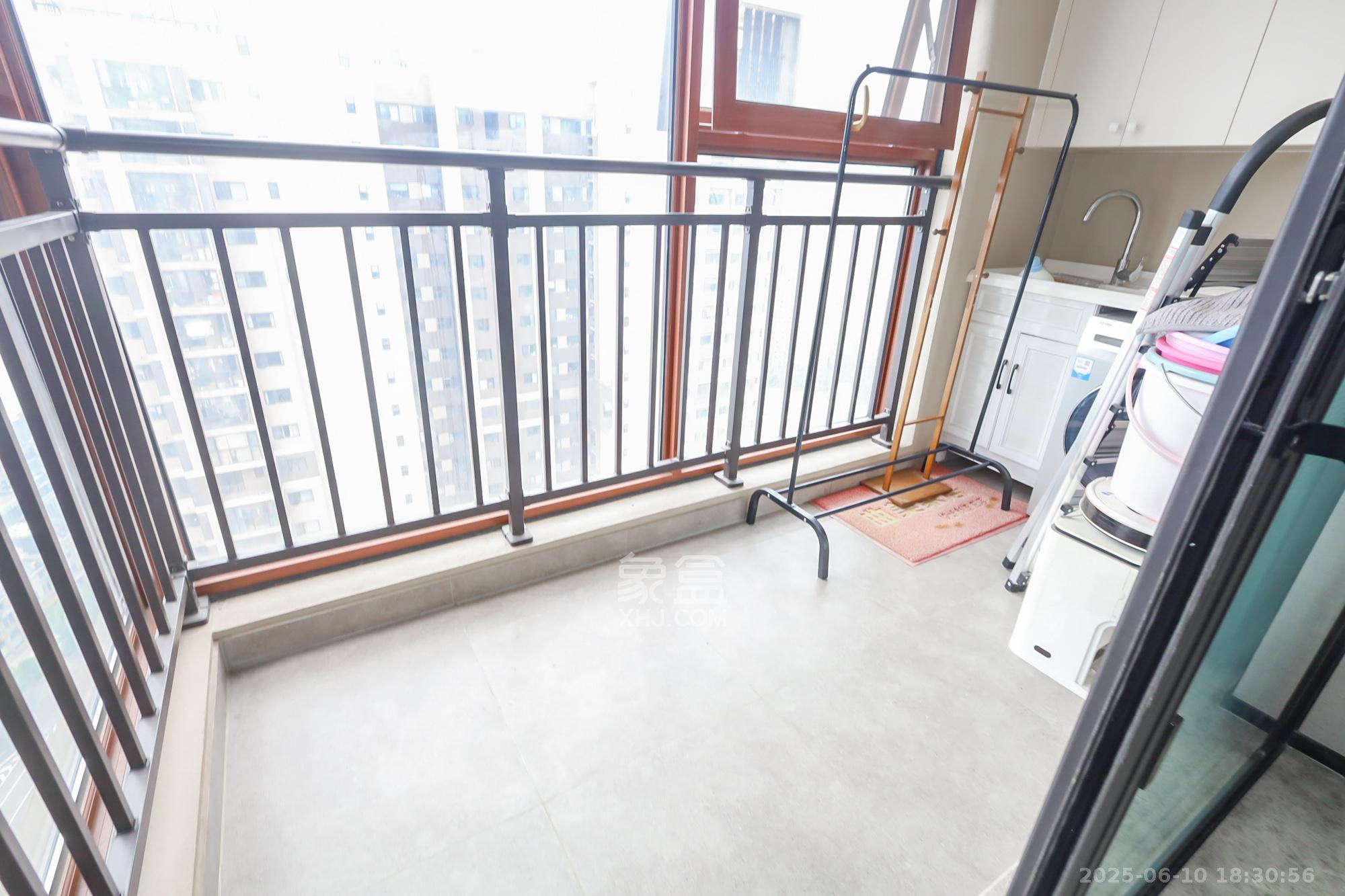 万科里金域国际  3室2厅2卫   230.00万阳台