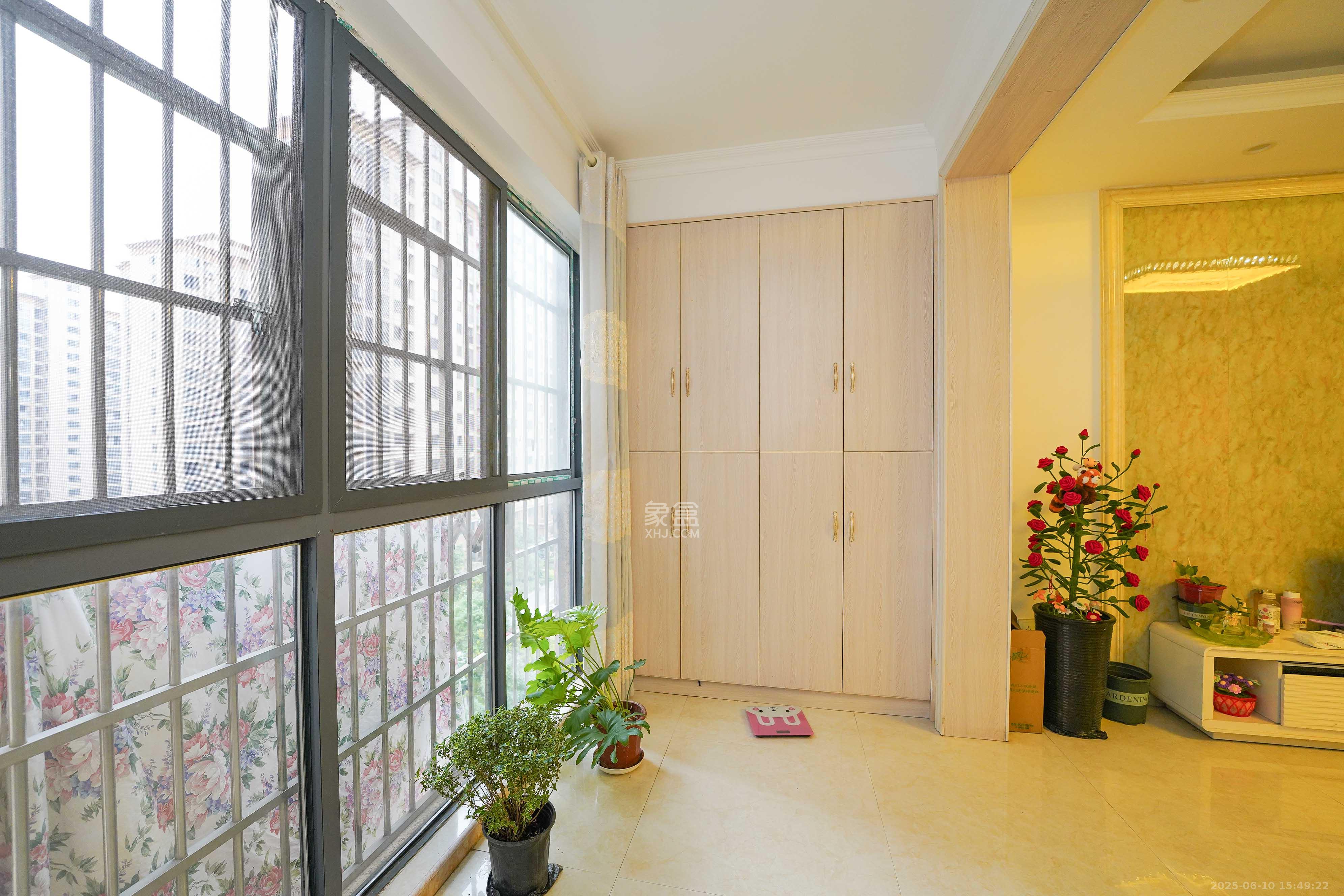 鑫天格林香山  3室2厅2卫    59.0万 鑫天格林香山  3室2厅2卫    59.0万阳台