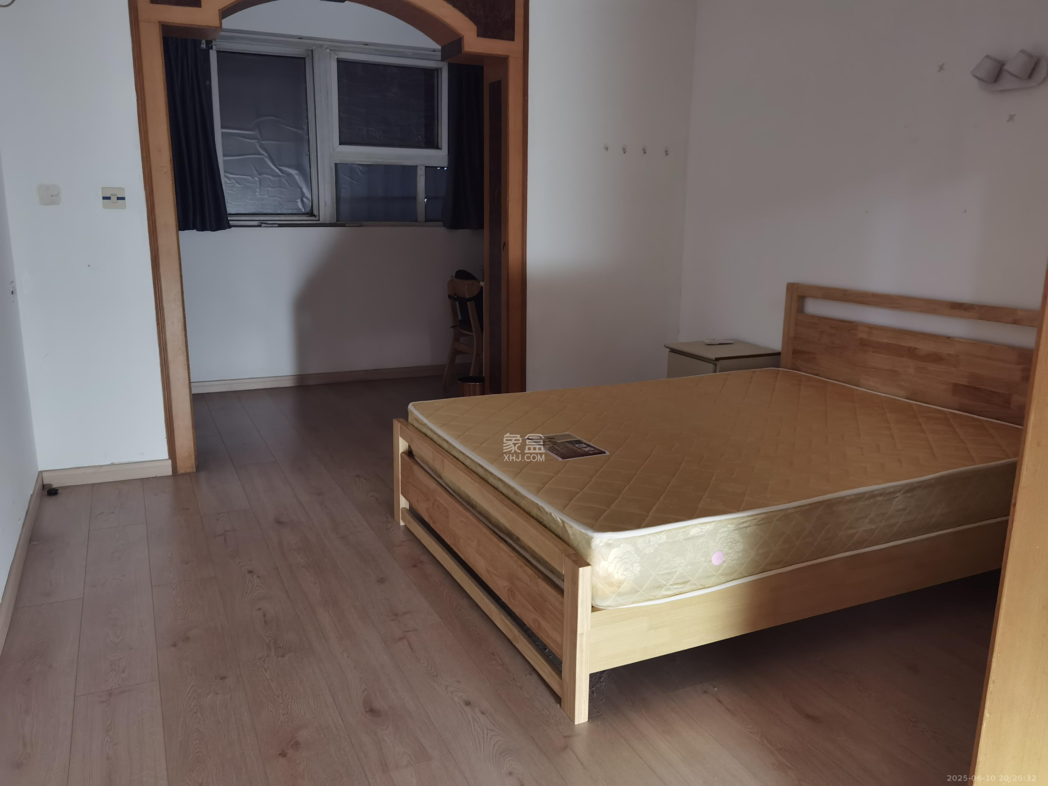 长征花园  3室1厅1卫   1900.00元/月