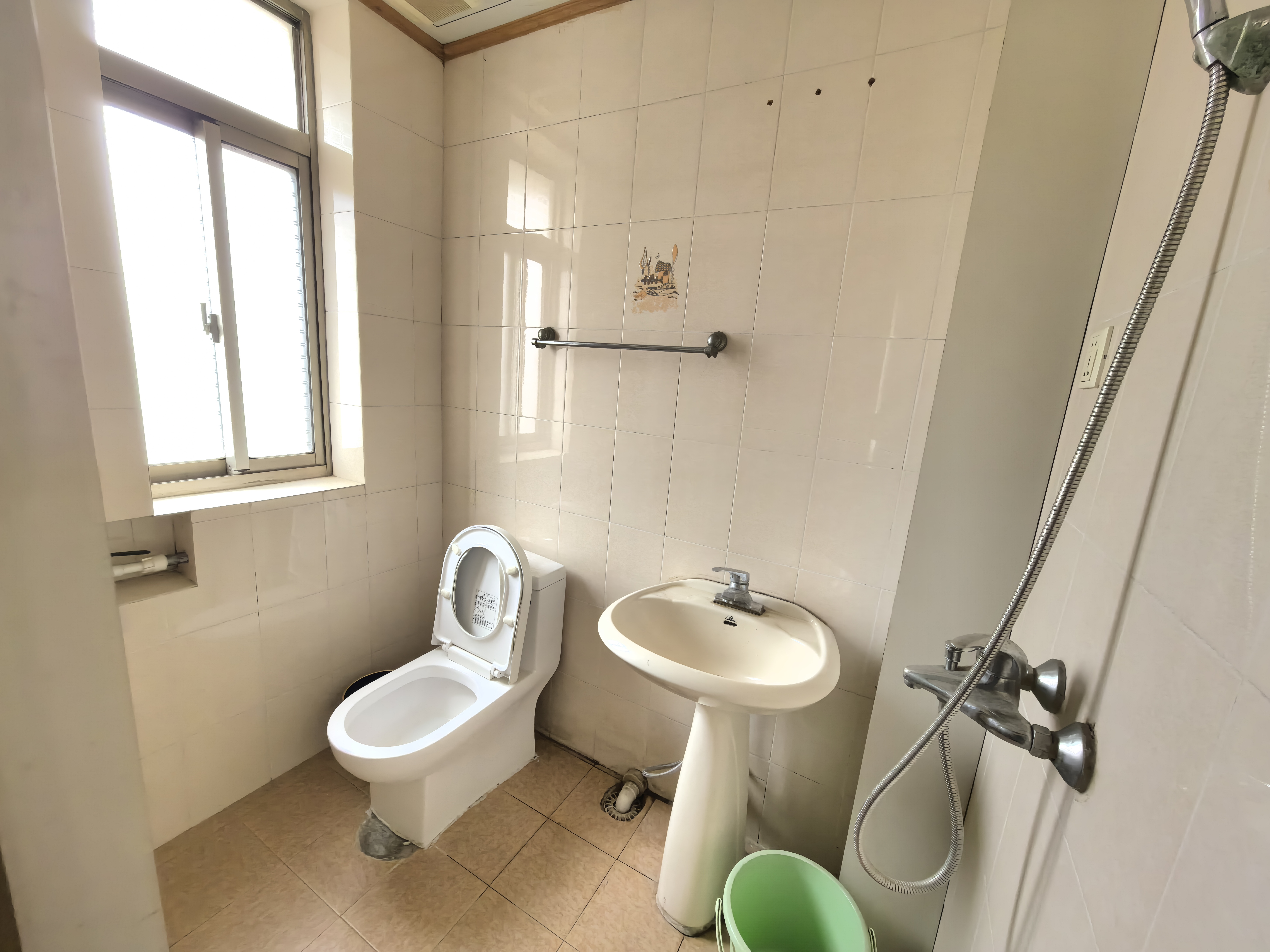 中级人民法院家属楼 4室2厅2卫 68.8万 中级人民法院家属楼 4室2厅2卫 68.8万客厅