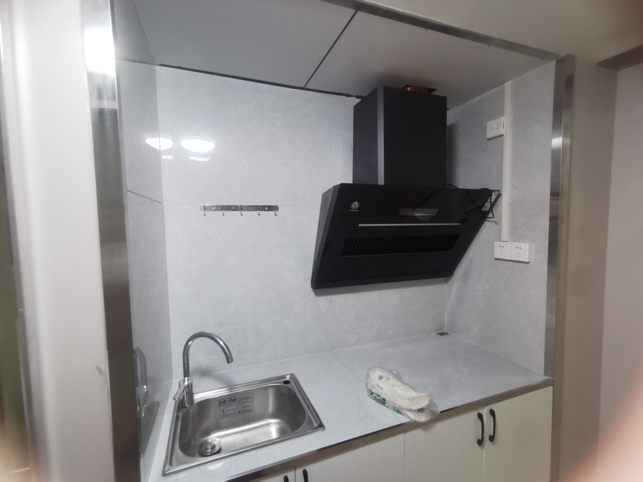 财智公馆大厦(瑞士国际酒店) 1室1厅1卫 32.8万 财智公馆大厦(瑞士国际酒店) 1室1厅1卫 32.8万客厅