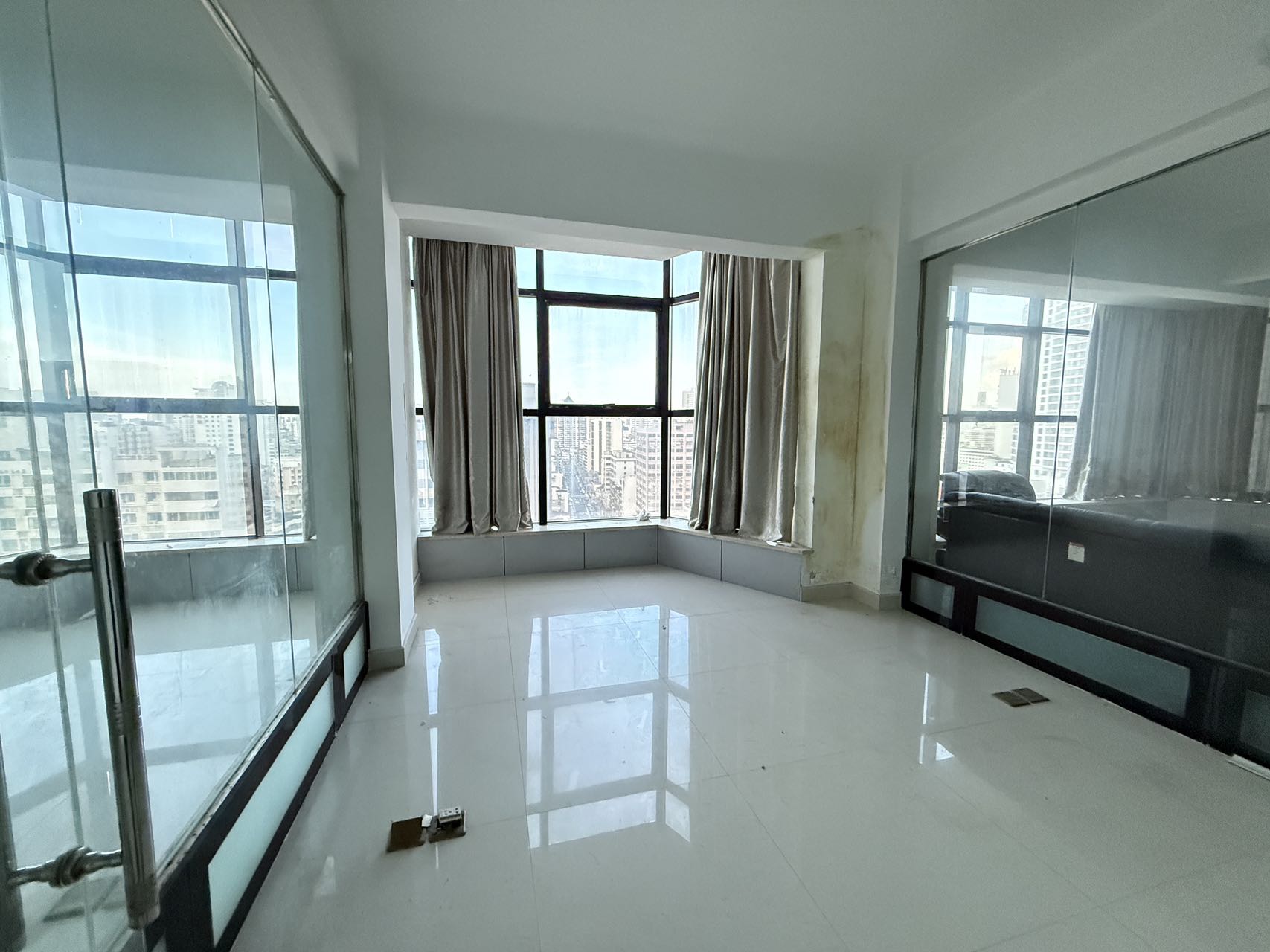 海外大厦 6室1厅2卫 5800.0元/月 海外大厦 6室1厅2卫 5800.0元/月室内图