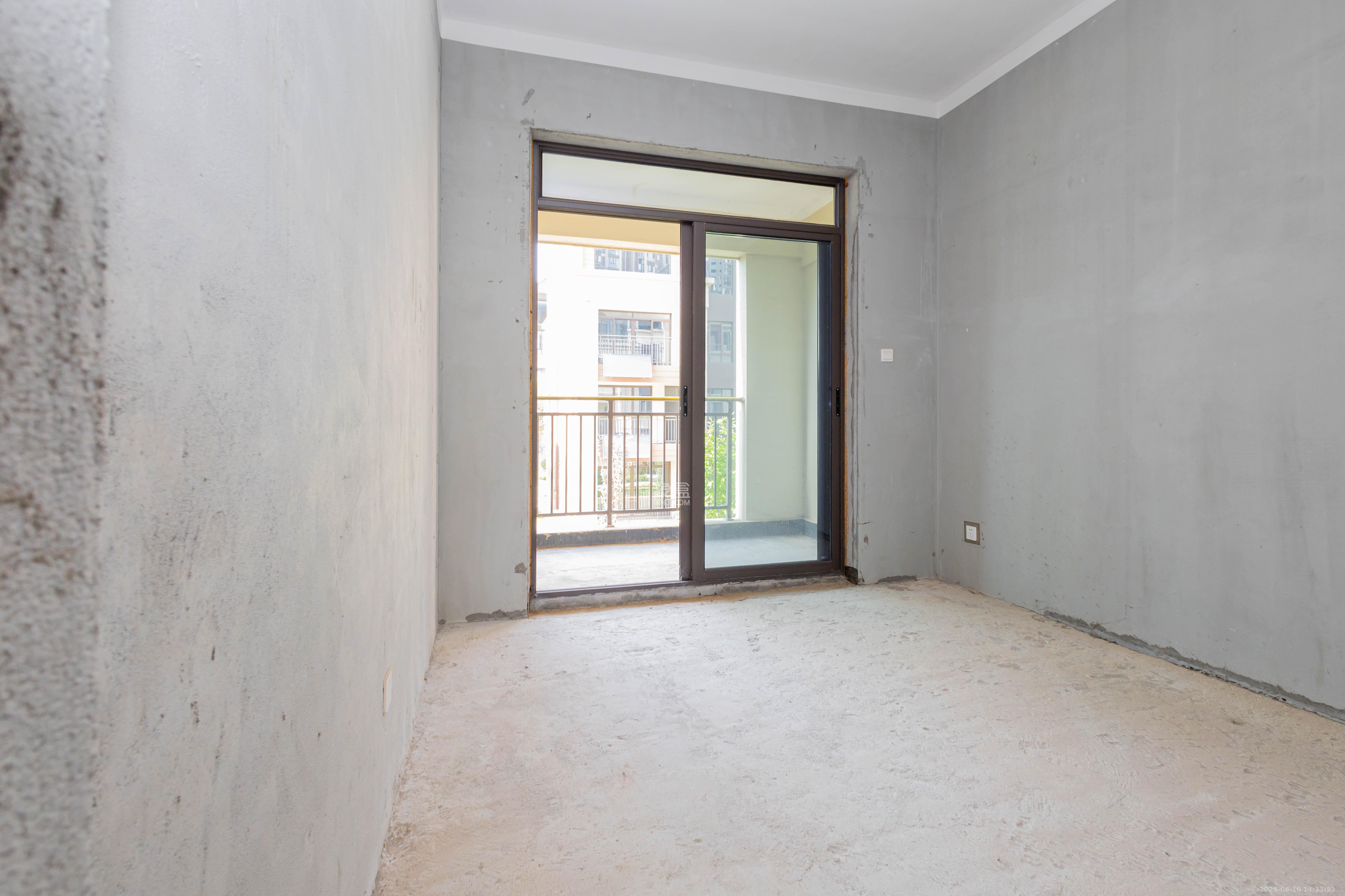 湘域芯城二期  5室3厅3卫    268.0万卧室