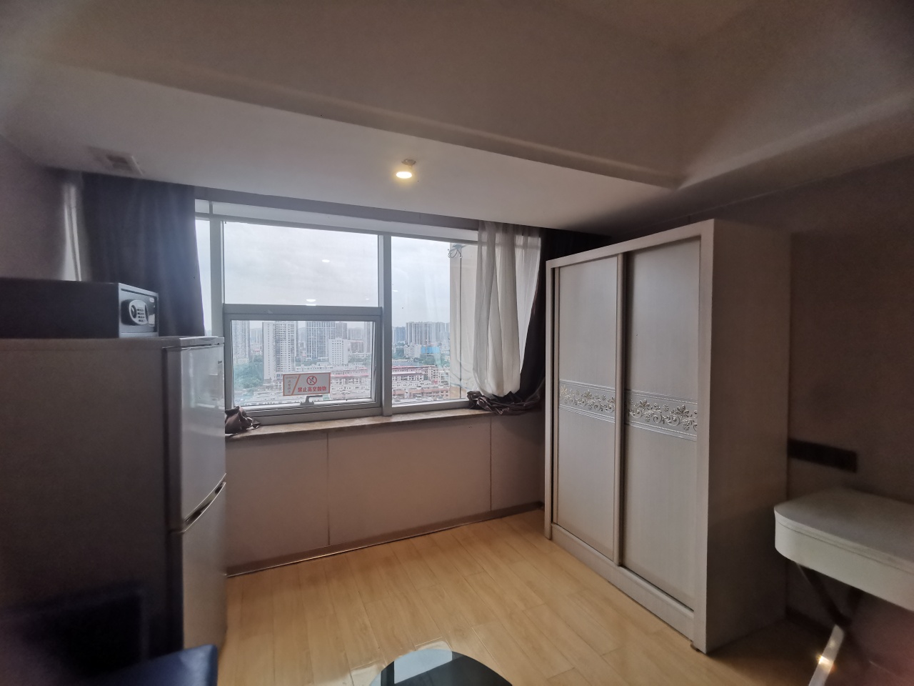 财智公馆大厦(瑞士国际酒店) 1室1厅1卫 32.8万 财智公馆大厦(瑞士国际酒店) 1室1厅1卫 32.8万客厅