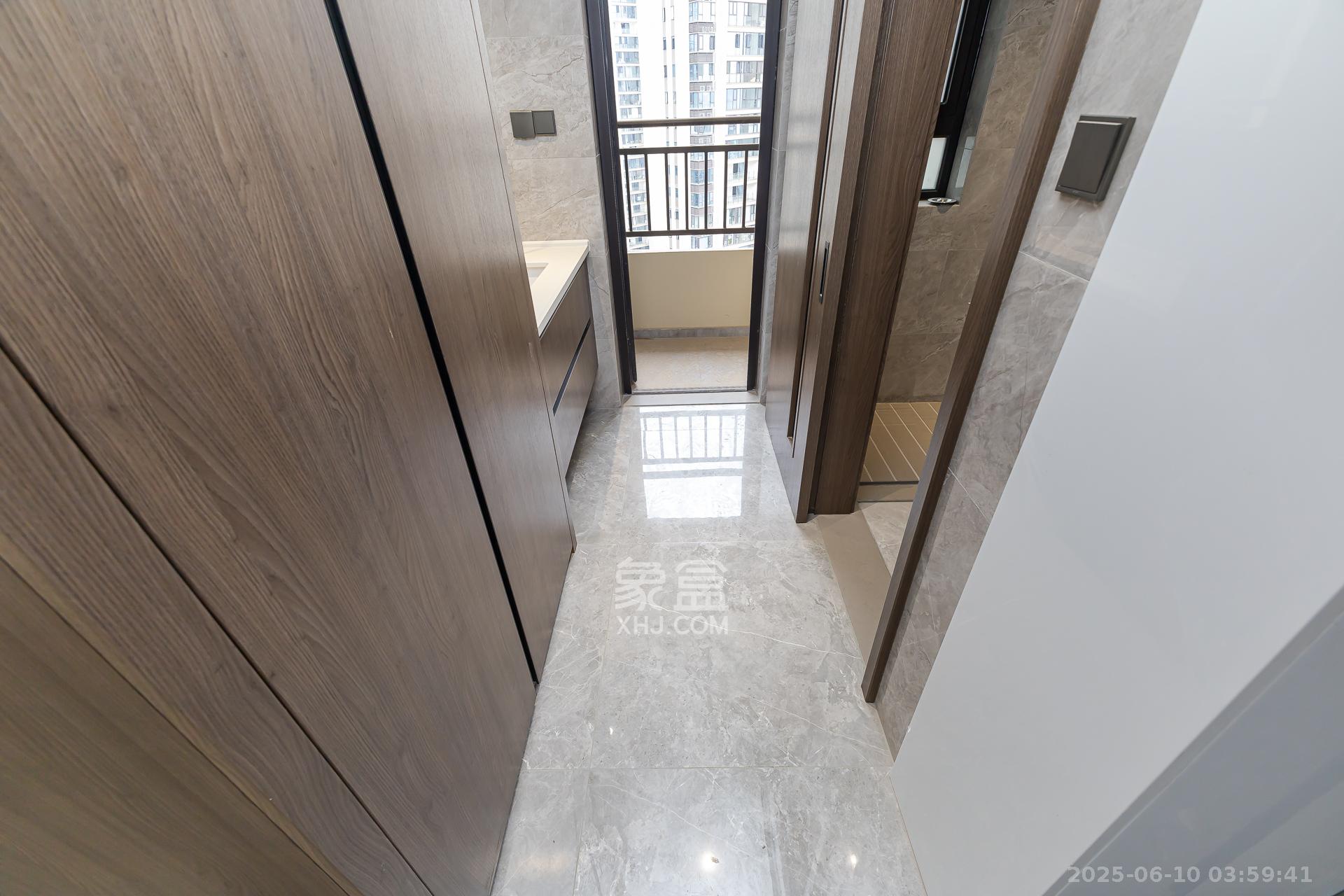 万科滨河道  4室2厅2卫    173.0万卫生间