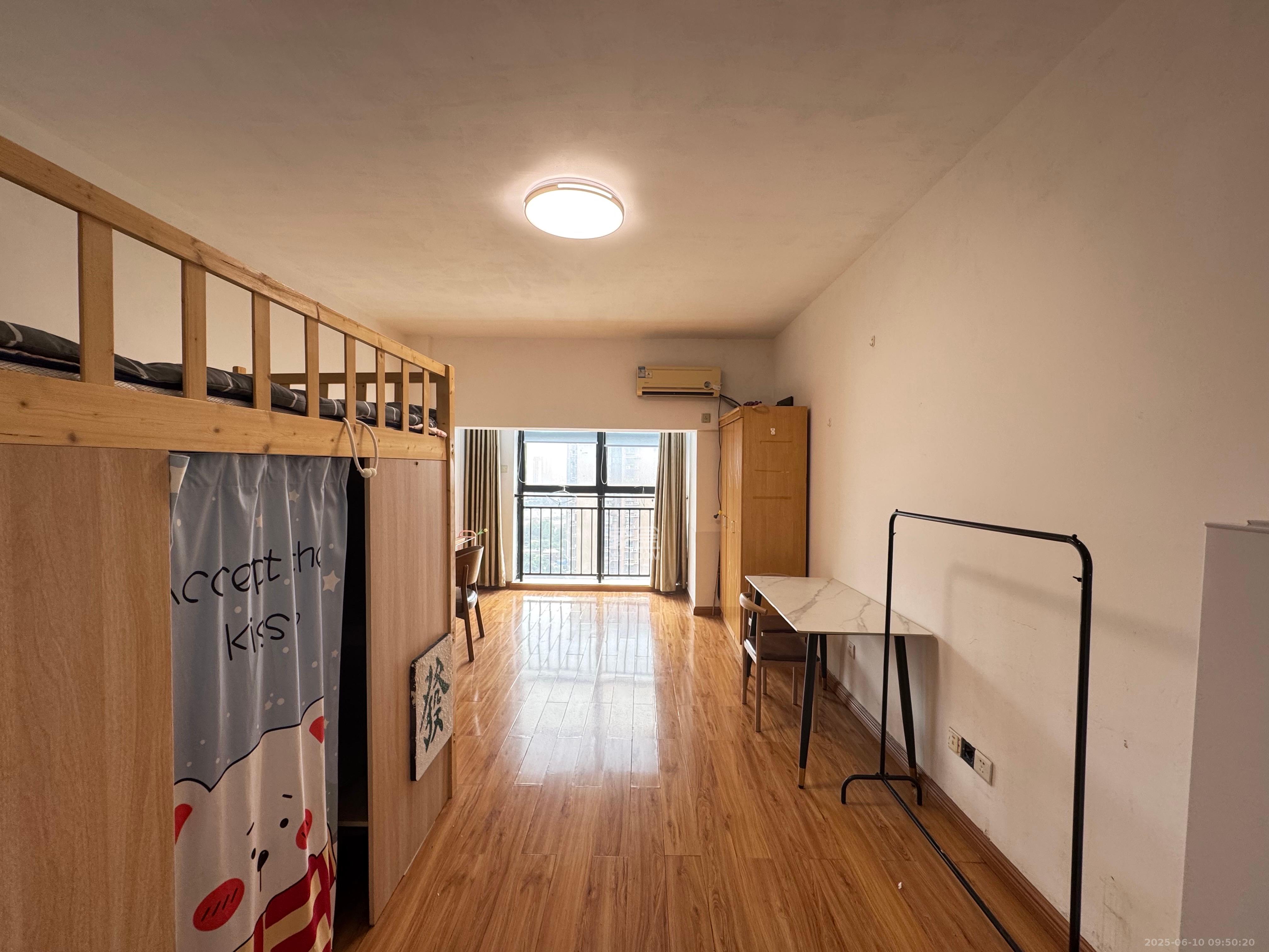 山水华景  1室1厅1卫   1300.00元/月室内图