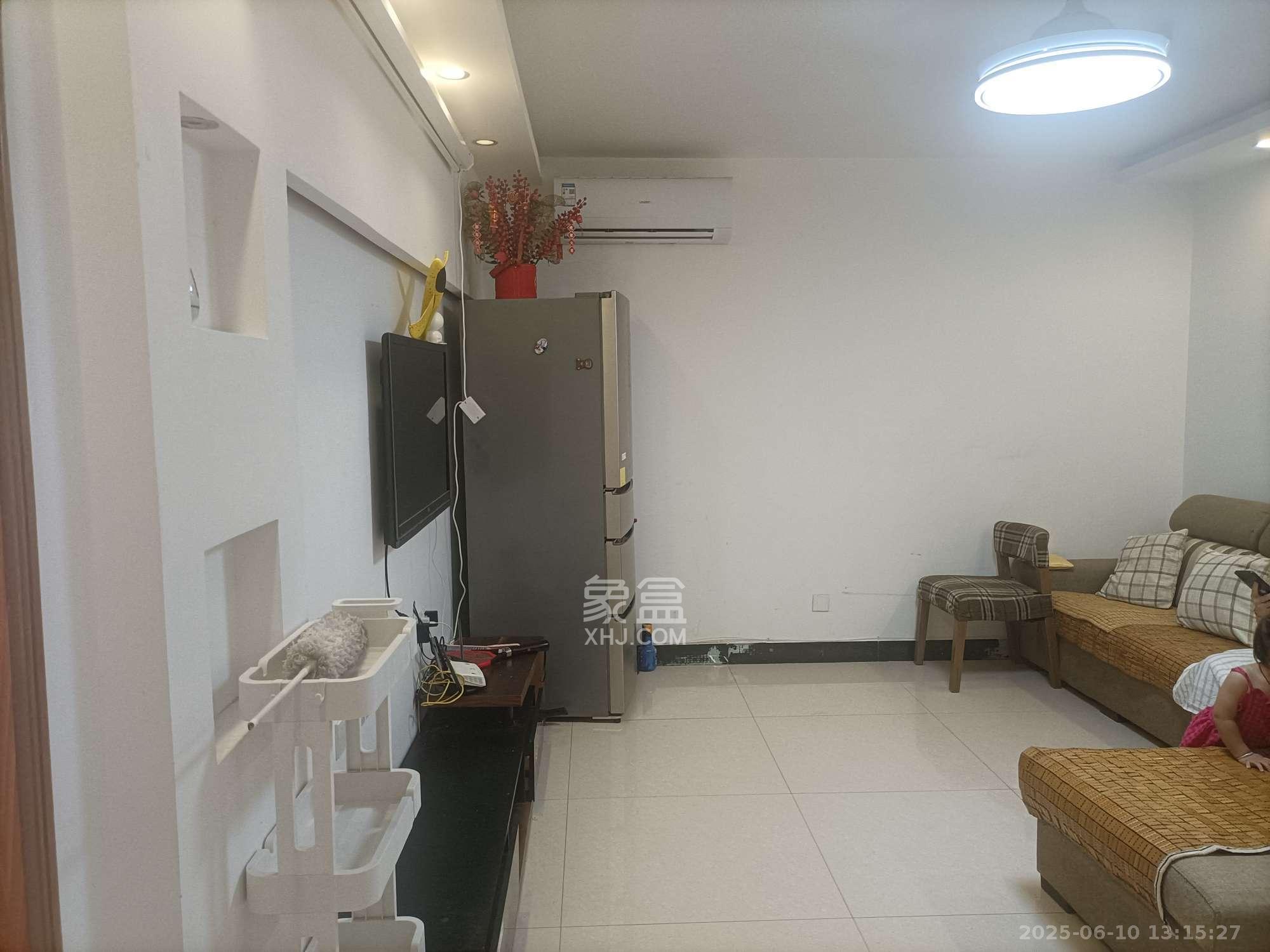 晶华美地  2室2厅1卫   1800.00元/月