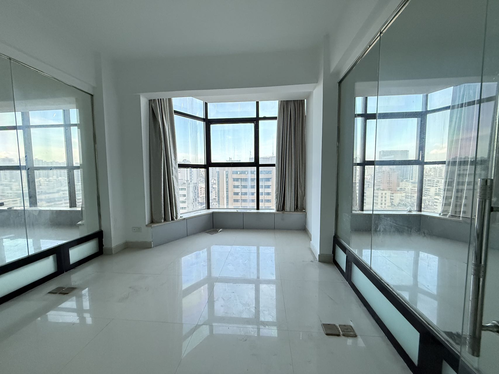 海外大厦 6室1厅2卫 5800.0元/月 海外大厦 6室1厅2卫 5800.0元/月室内图