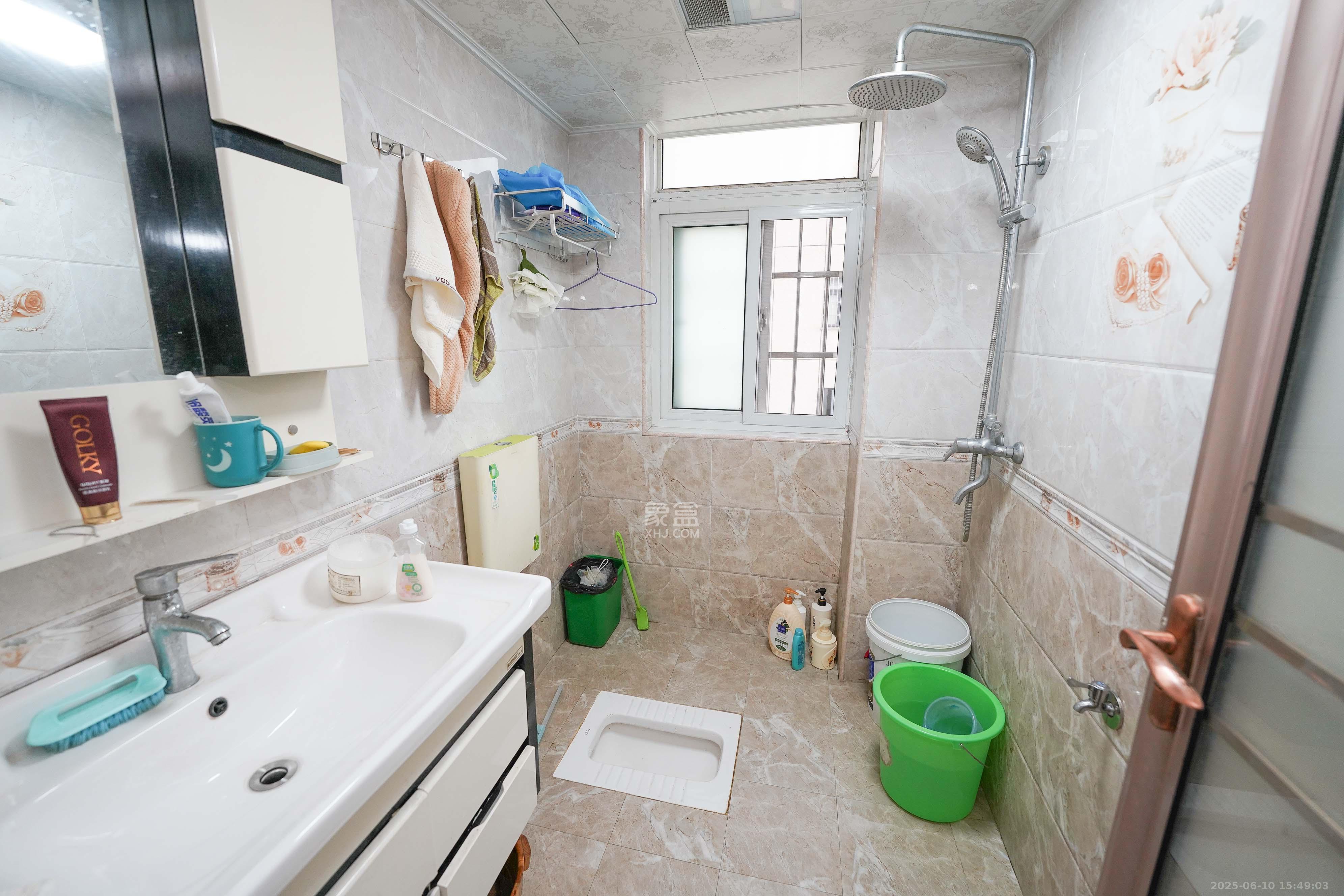 鑫天格林香山  3室2厅2卫    59.0万 鑫天格林香山  3室2厅2卫    59.0万卫生间