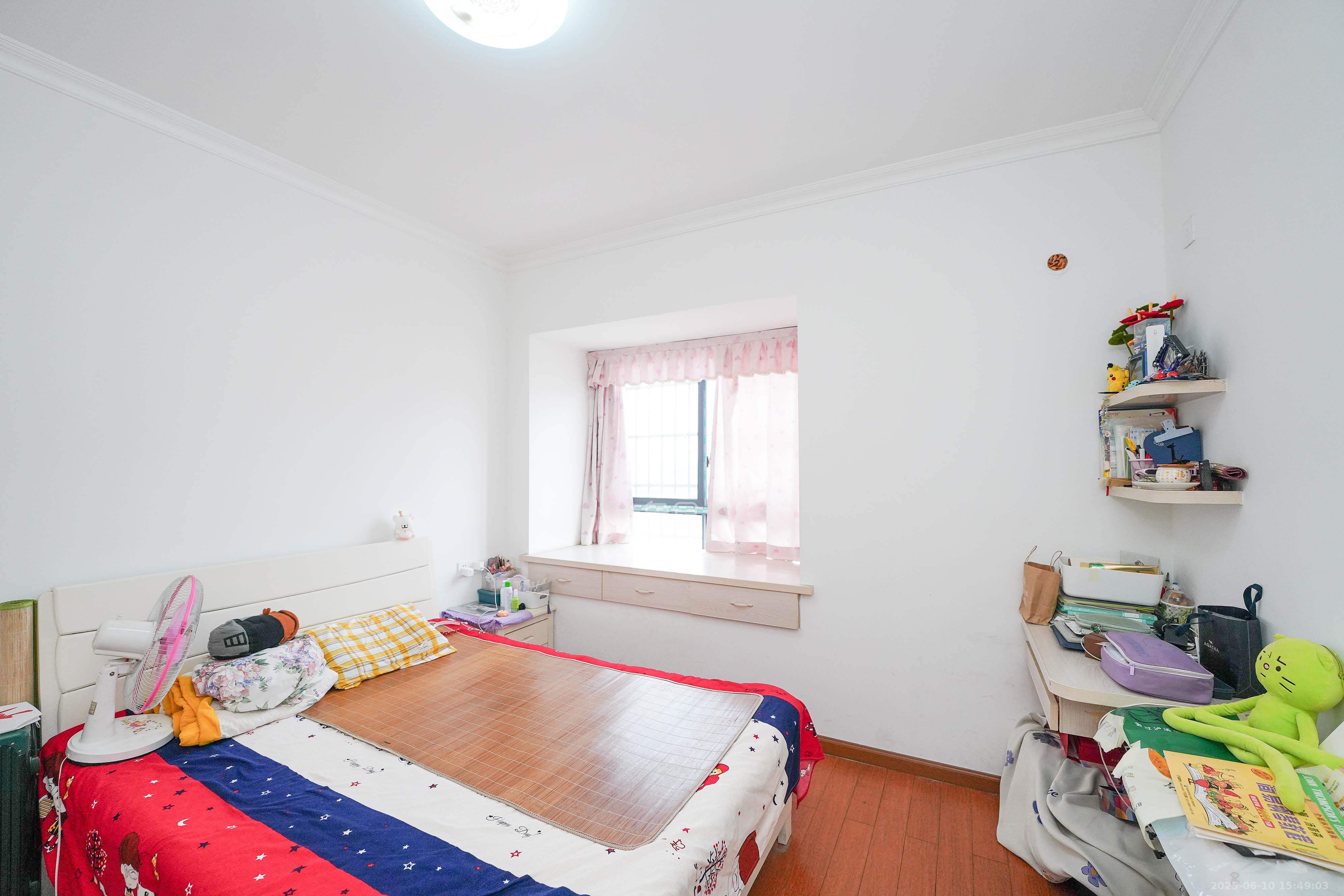 鑫天格林香山  3室2厅2卫    59.0万 鑫天格林香山  3室2厅2卫    59.0万卧室