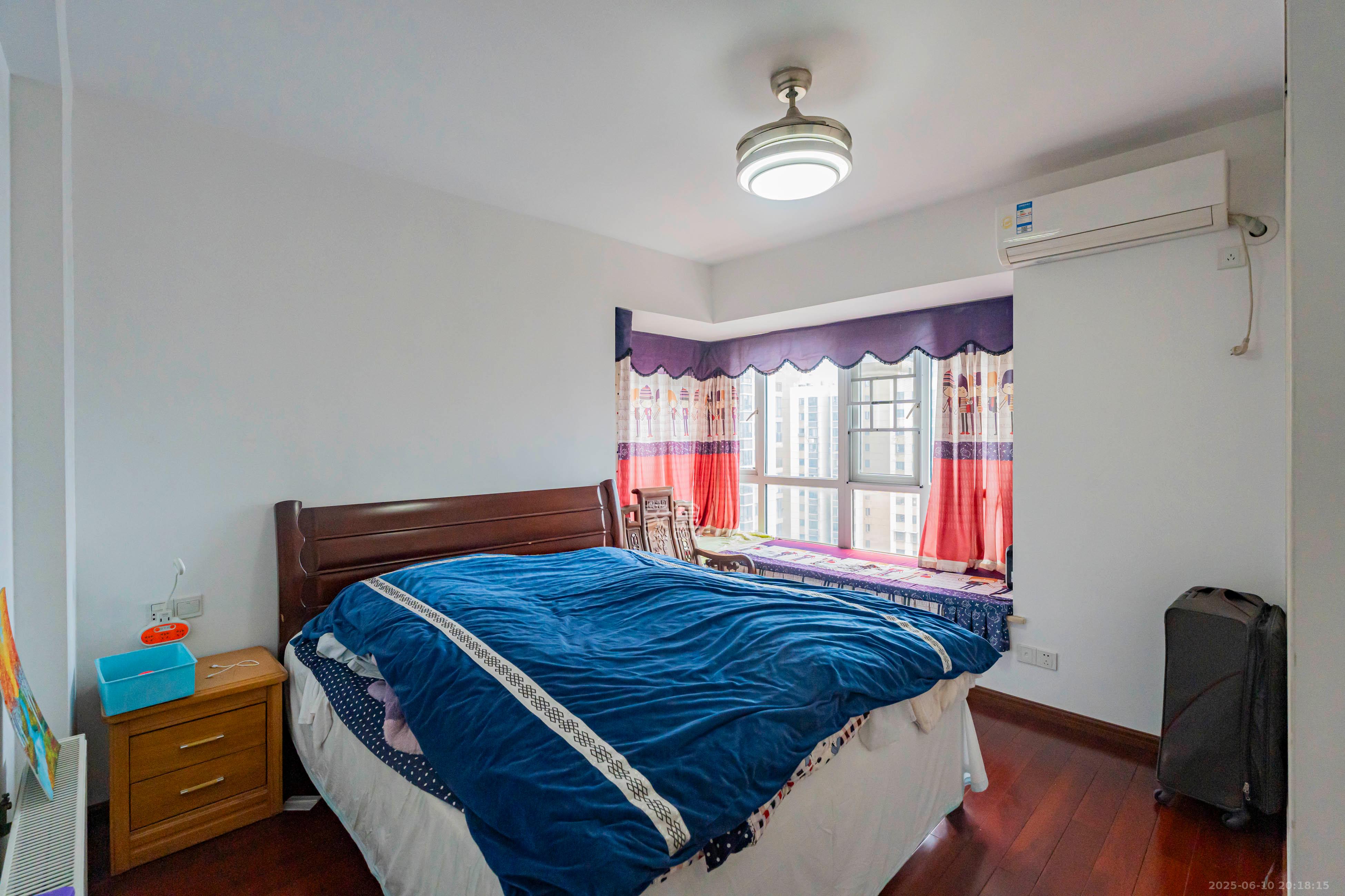 凯乐国际城 4室2厅2卫 170.0万 凯乐国际城 4室2厅2卫 170.0万卧室