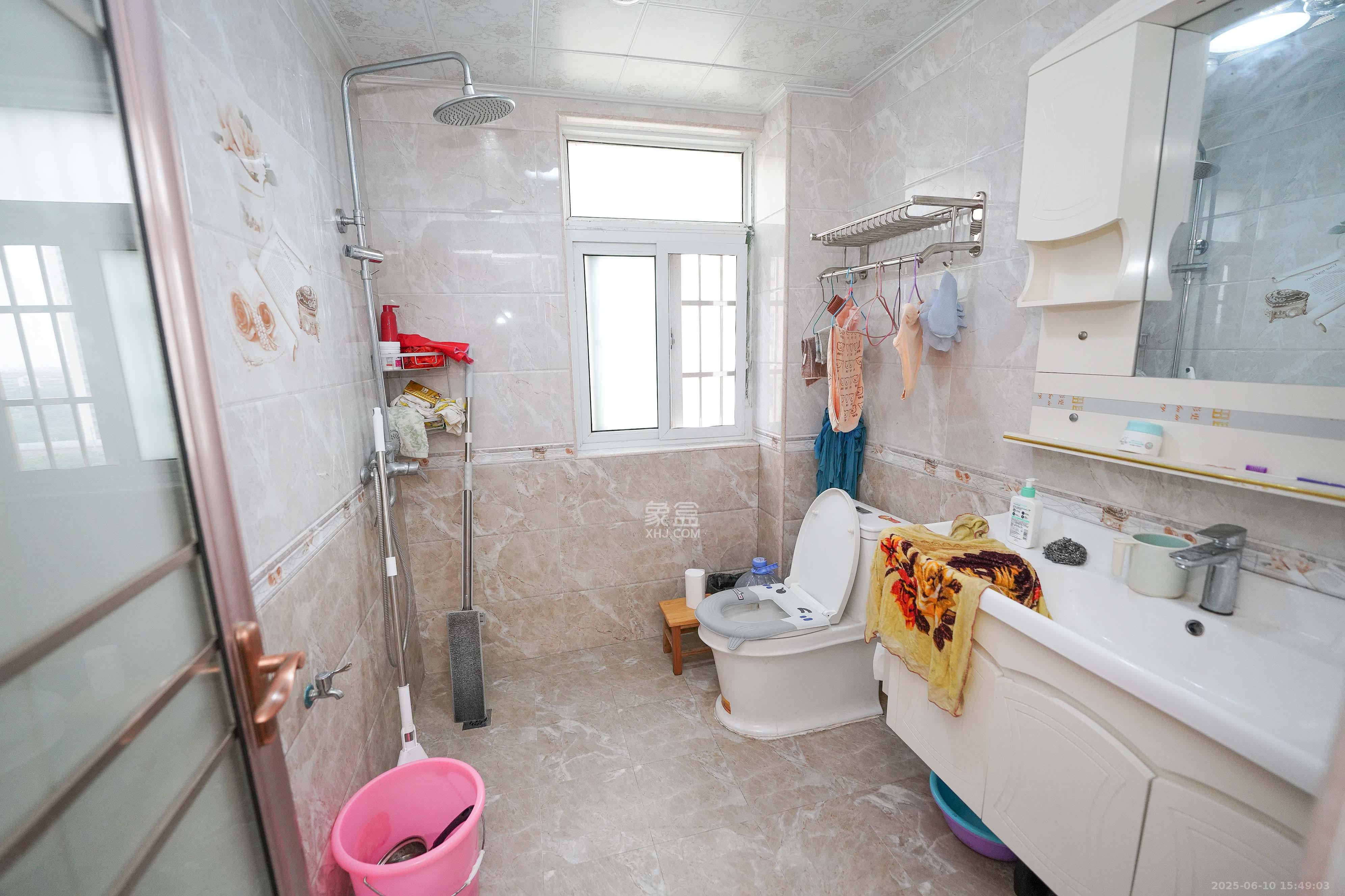 鑫天格林香山  3室2厅2卫    59.0万 鑫天格林香山  3室2厅2卫    59.0万卫生间