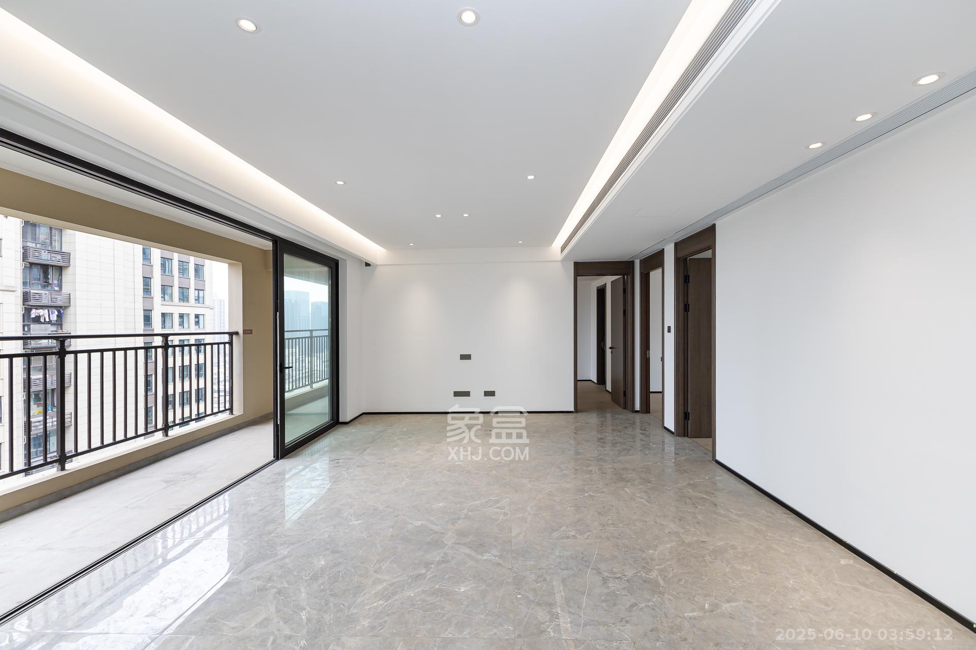 万科滨河道 4室2厅2卫 173.0万 万科滨河道 4室2厅2卫 173.0万客厅