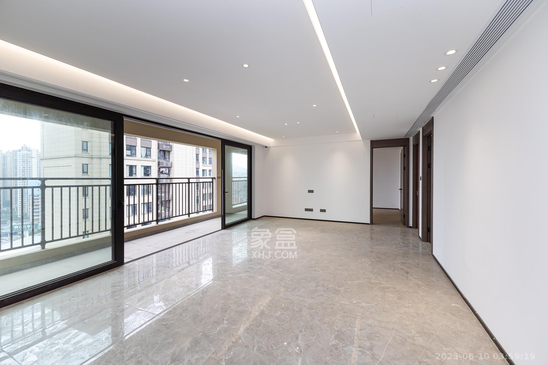 万科滨河道  4室2厅2卫    173.0万客厅