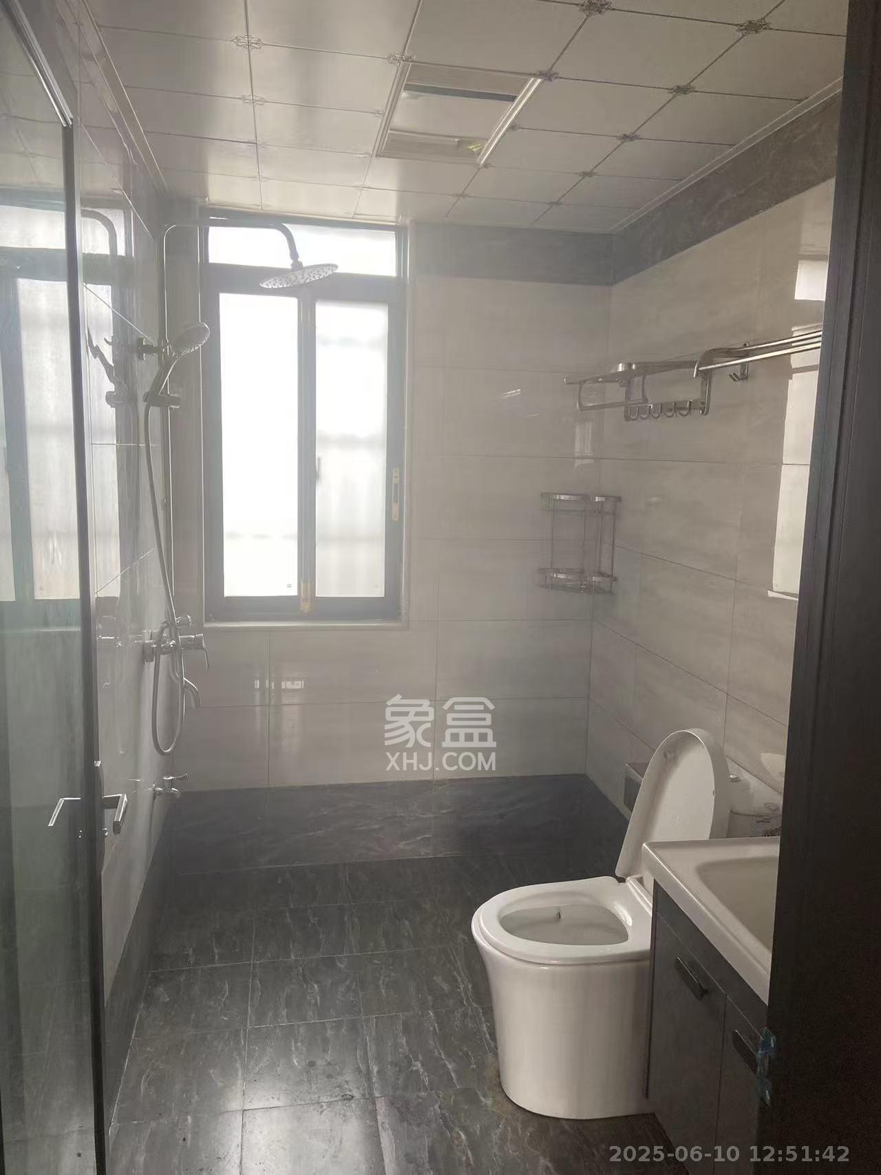 洋湖明园一期  3室2厅2卫   2500.00元/月室内图