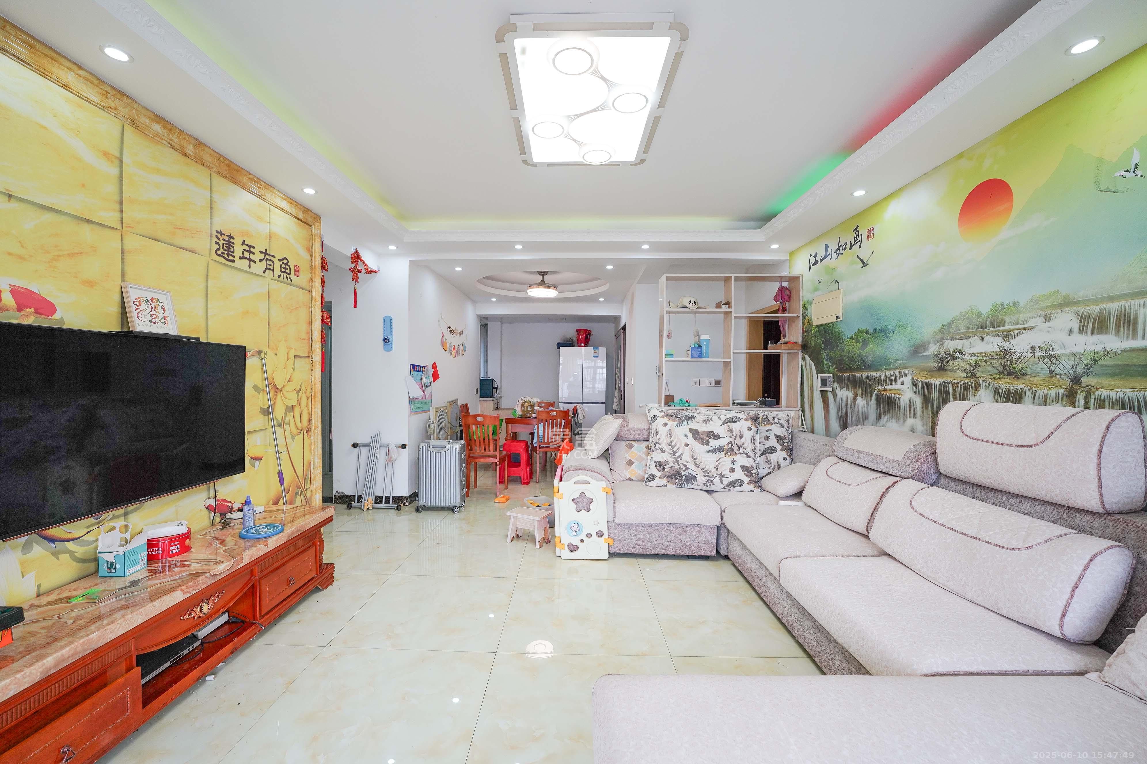 凯富南方鑫城  3室2厅2卫   68.00万客厅