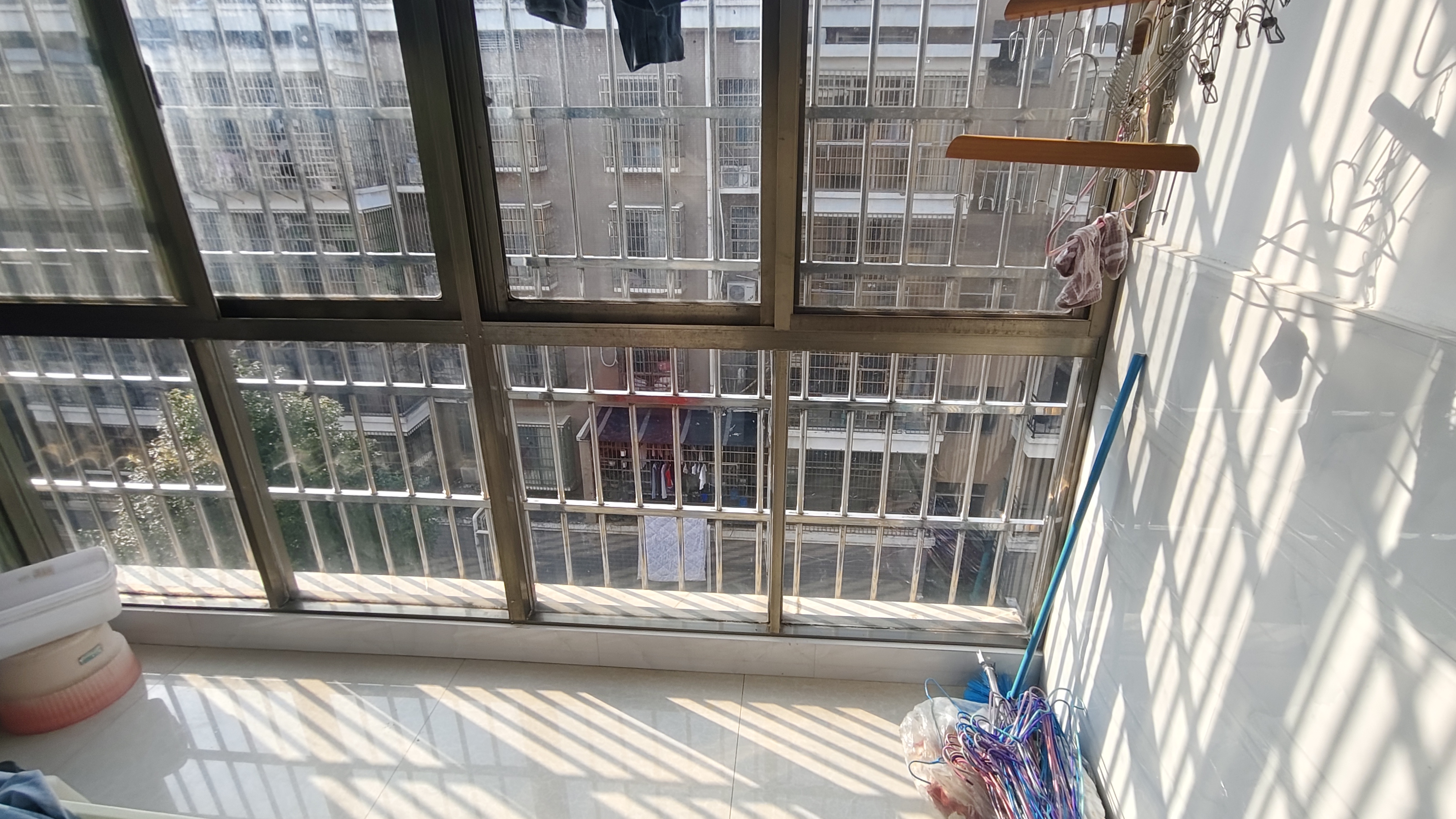 幸福里 3室2厅2卫 48.8万 幸福里 3室2厅2卫 48.8万客厅