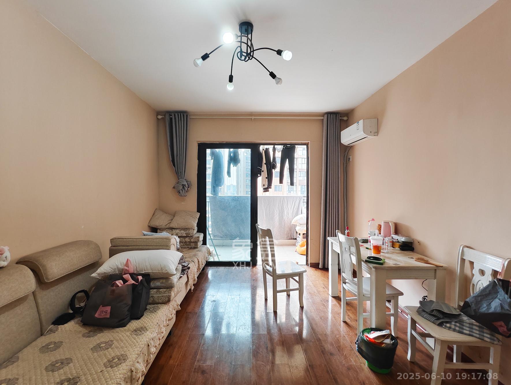 南城印象  3室1厅1卫    75.0万 南城印象  3室1厅1卫    75.0万客厅