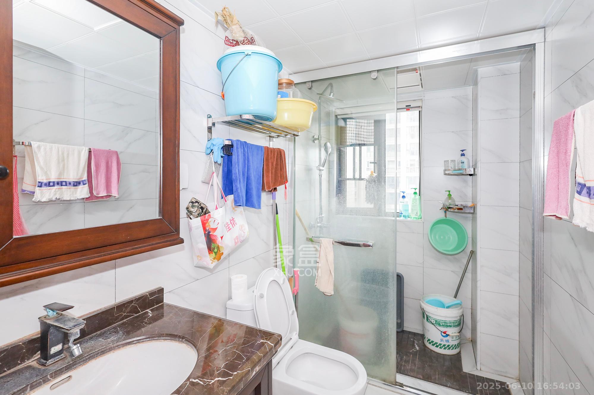 八方小区B区 3室2厅2卫 410.0万 八方小区B区 3室2厅2卫 410.0万卫生间