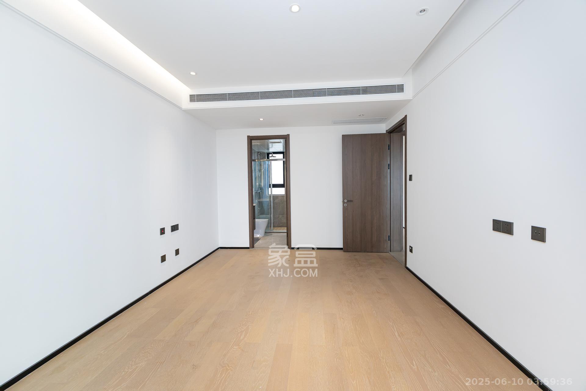 万科滨河道  4室2厅2卫    173.0万卧室