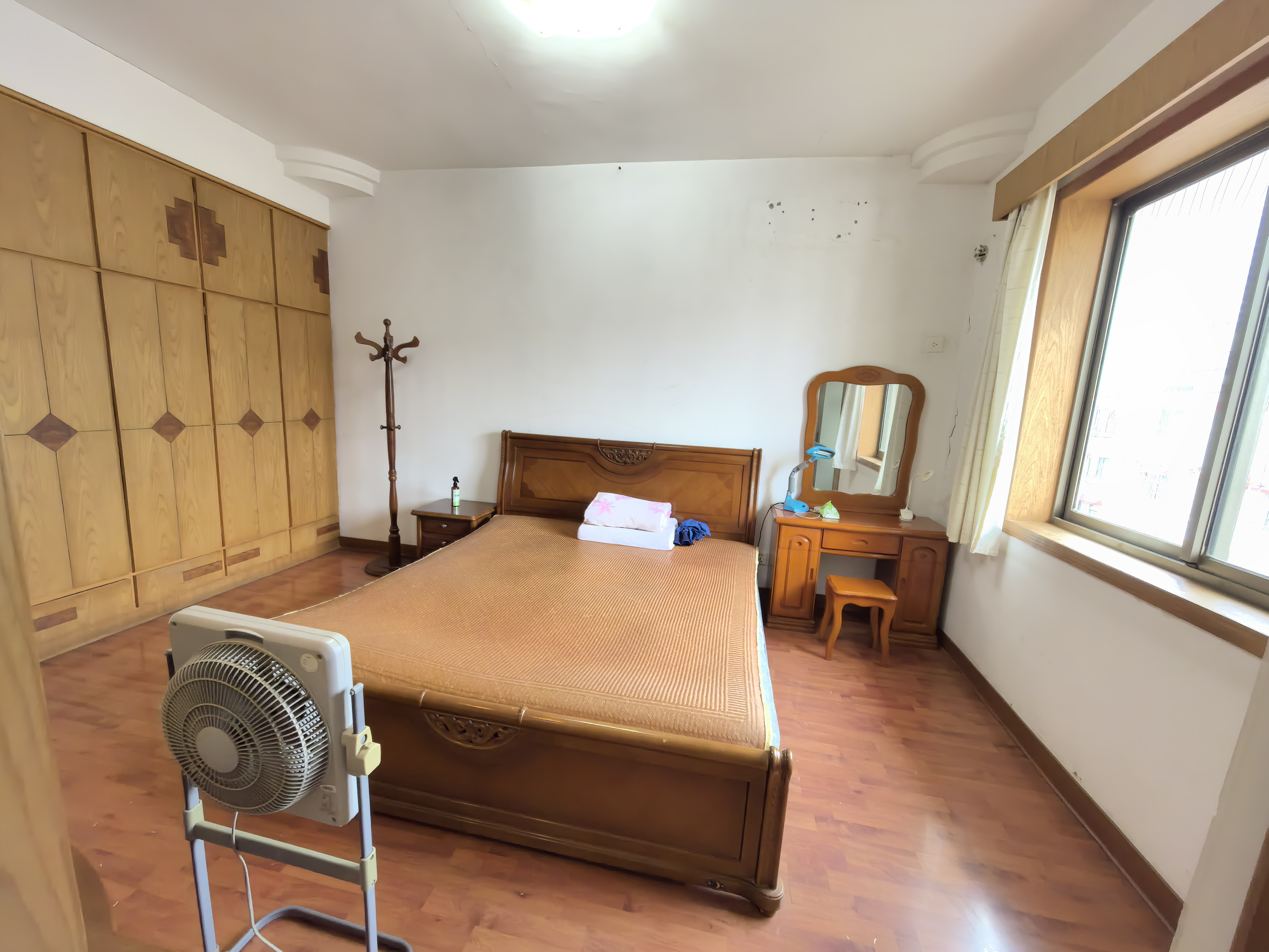 中级人民法院家属楼 4室2厅2卫 2200.0元/月 中级人民法院家属楼 4室2厅2卫 2200.0元/月室内图