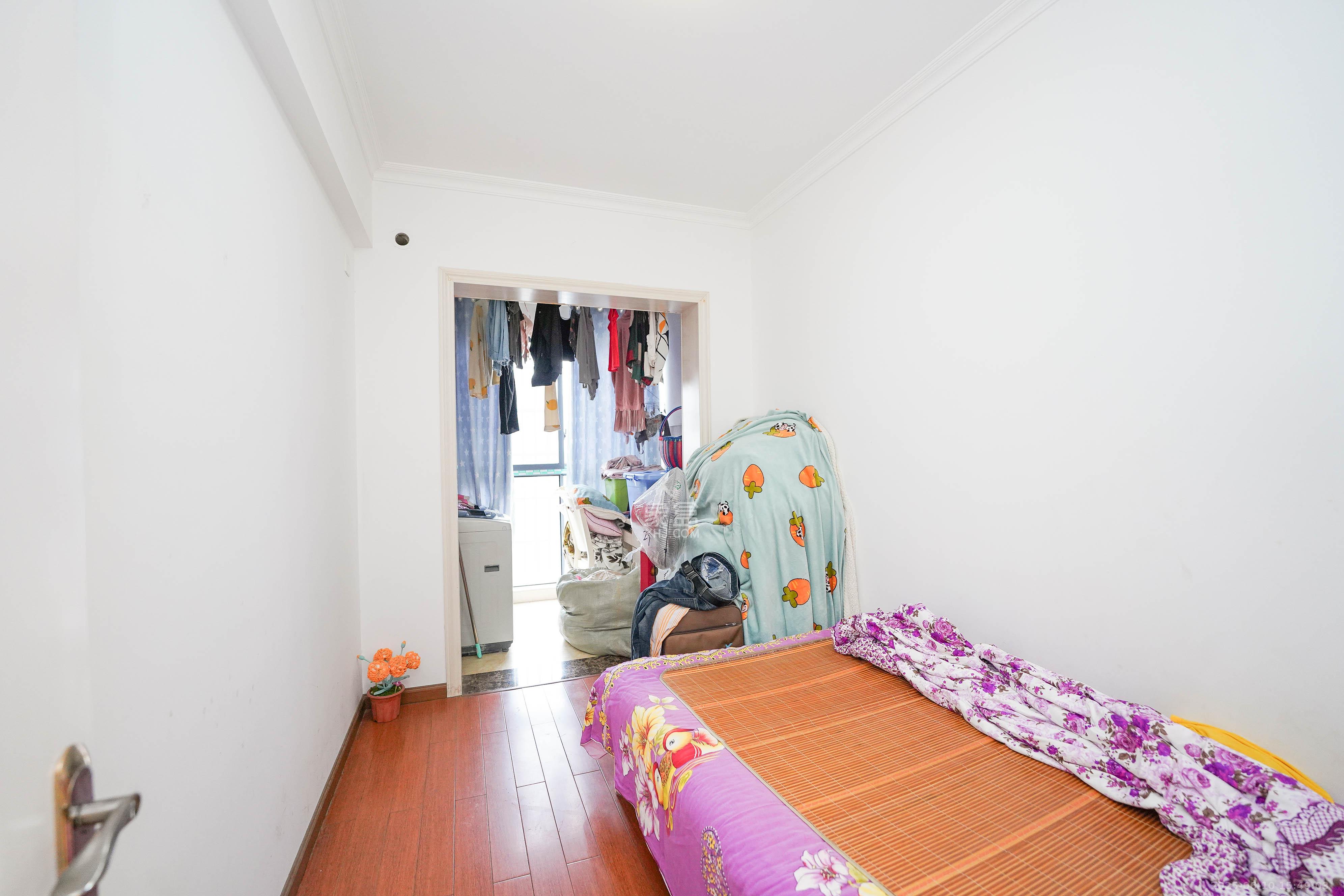 鑫天格林香山  3室2厅2卫    59.0万 鑫天格林香山  3室2厅2卫    59.0万卧室