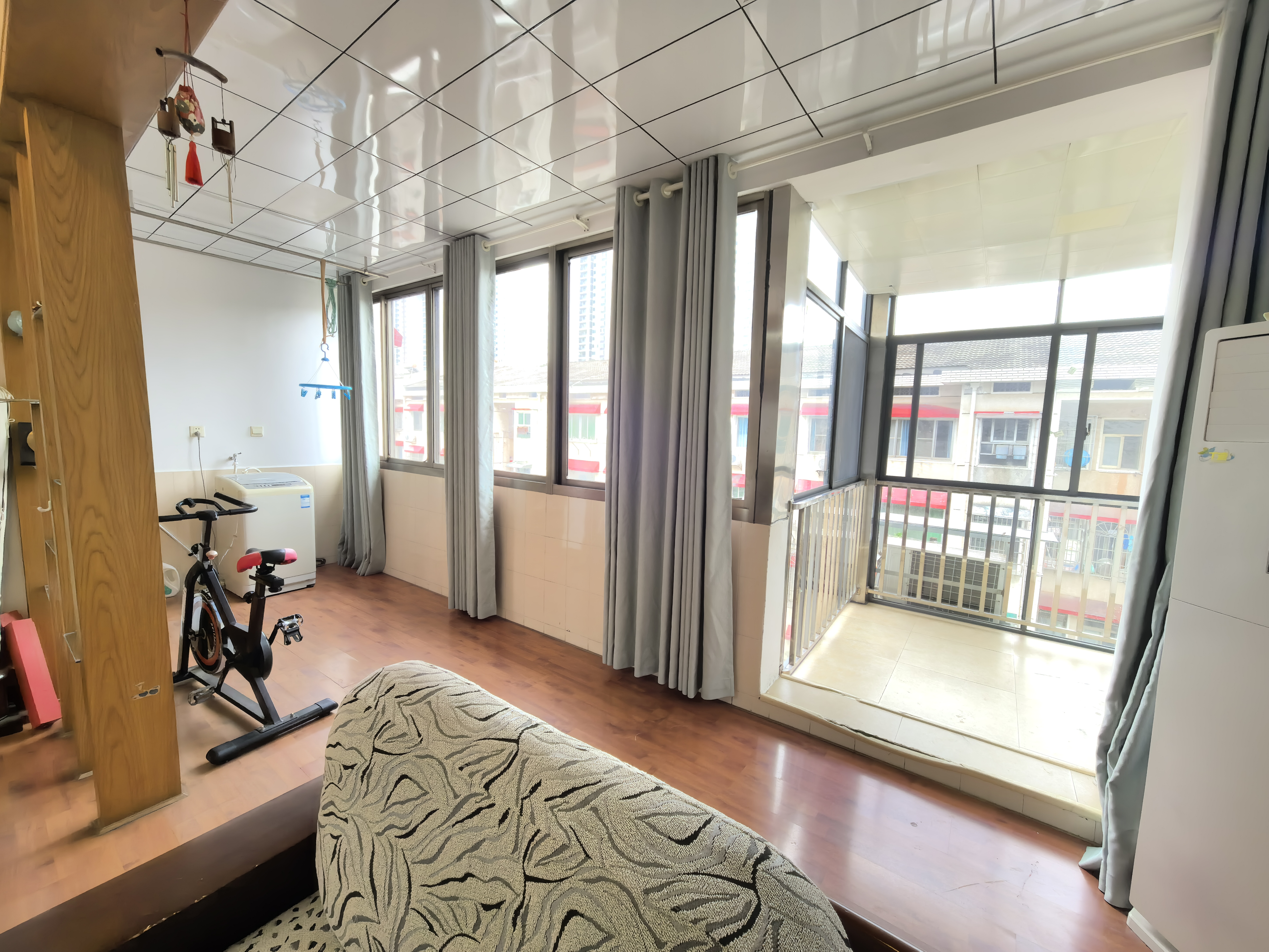 中级人民法院家属楼 4室2厅2卫 2200.0元/月 中级人民法院家属楼 4室2厅2卫 2200.0元/月室内图