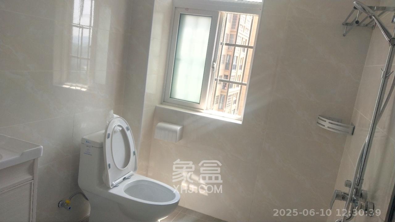 鑫天格林香山  3室2厅2卫   1800.00元/月室内图