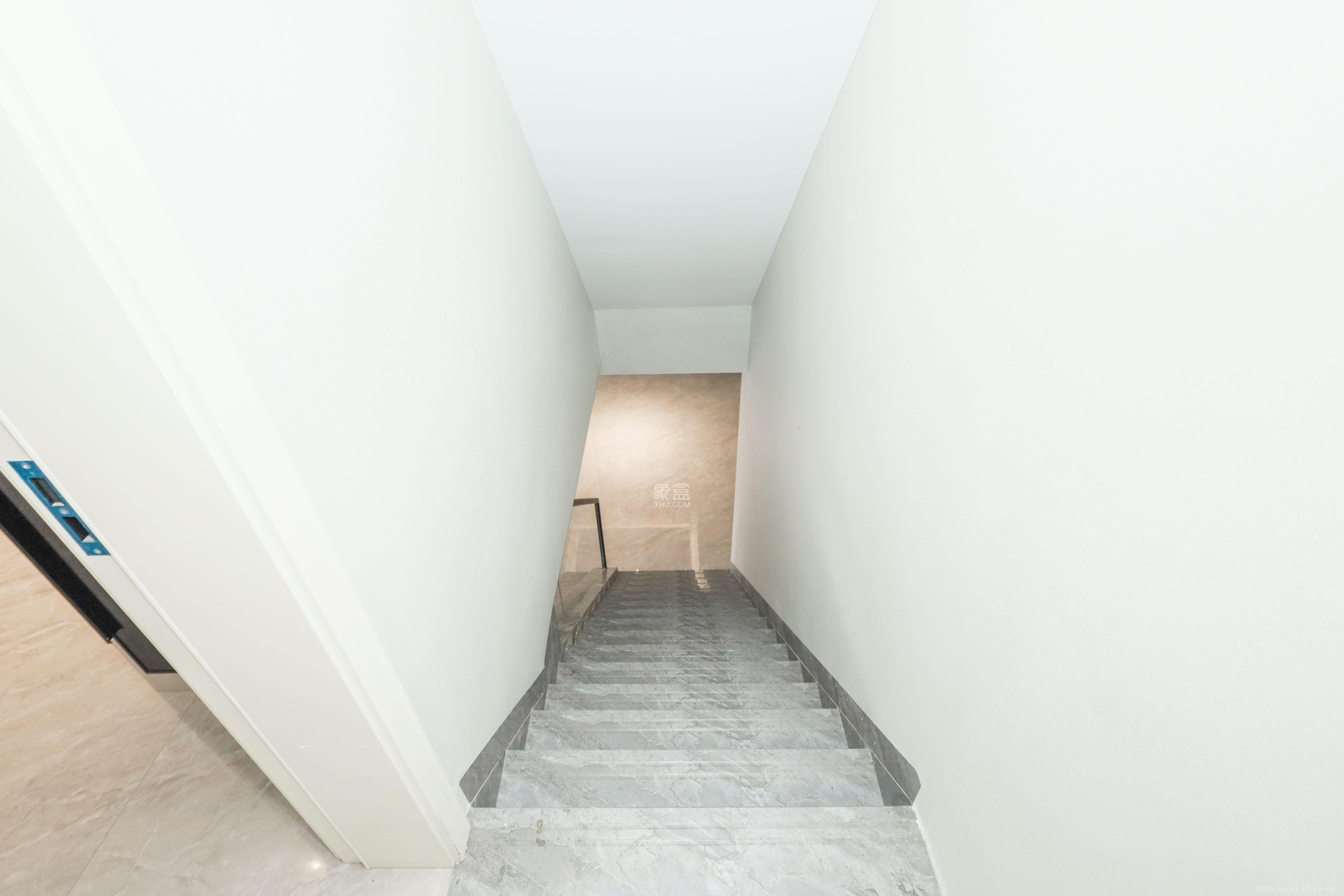建发央著  4室2厅2卫    280.0万其他
