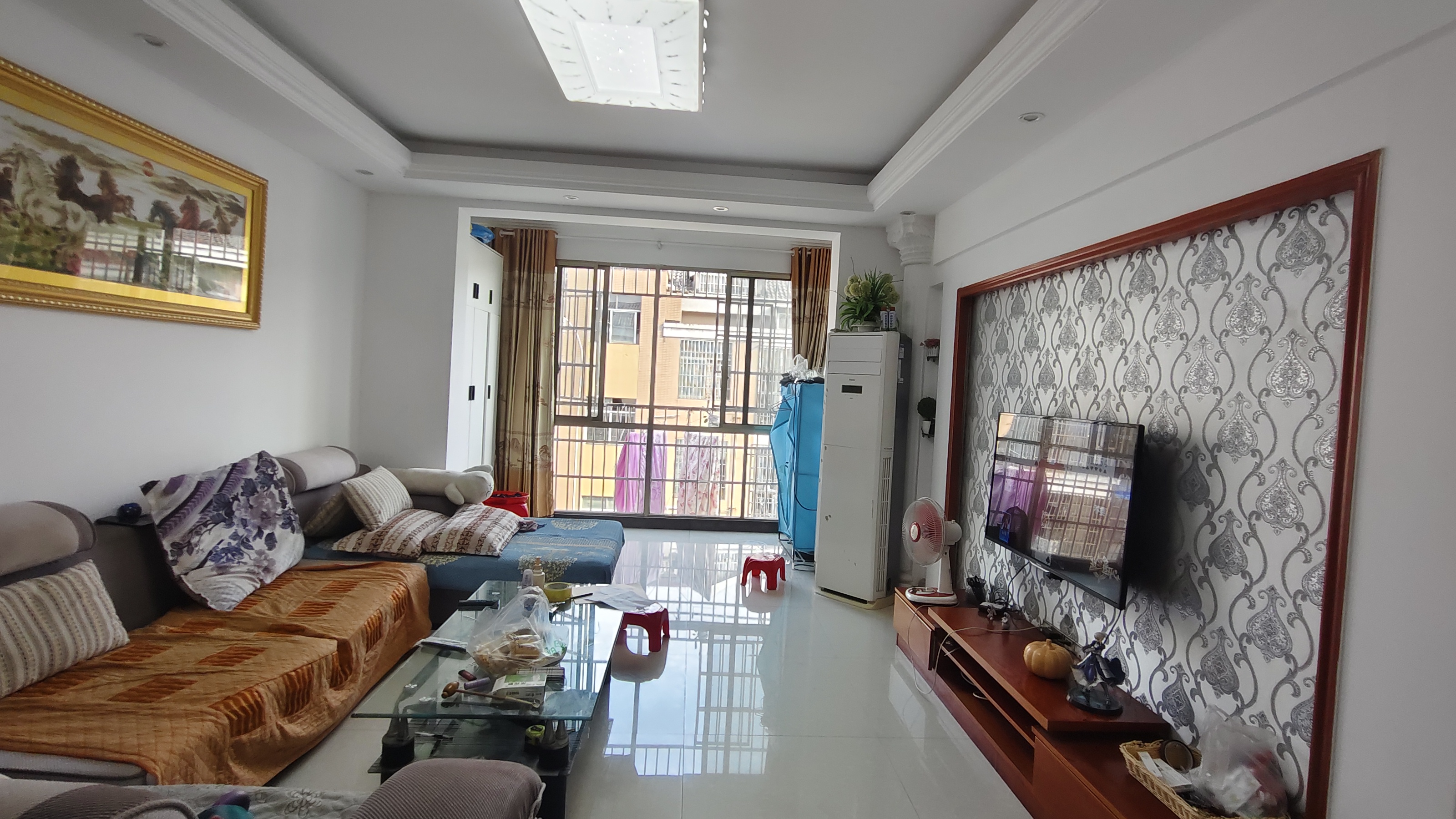 幸福里 3室2厅2卫 48.8万 幸福里 3室2厅2卫 48.8万客厅