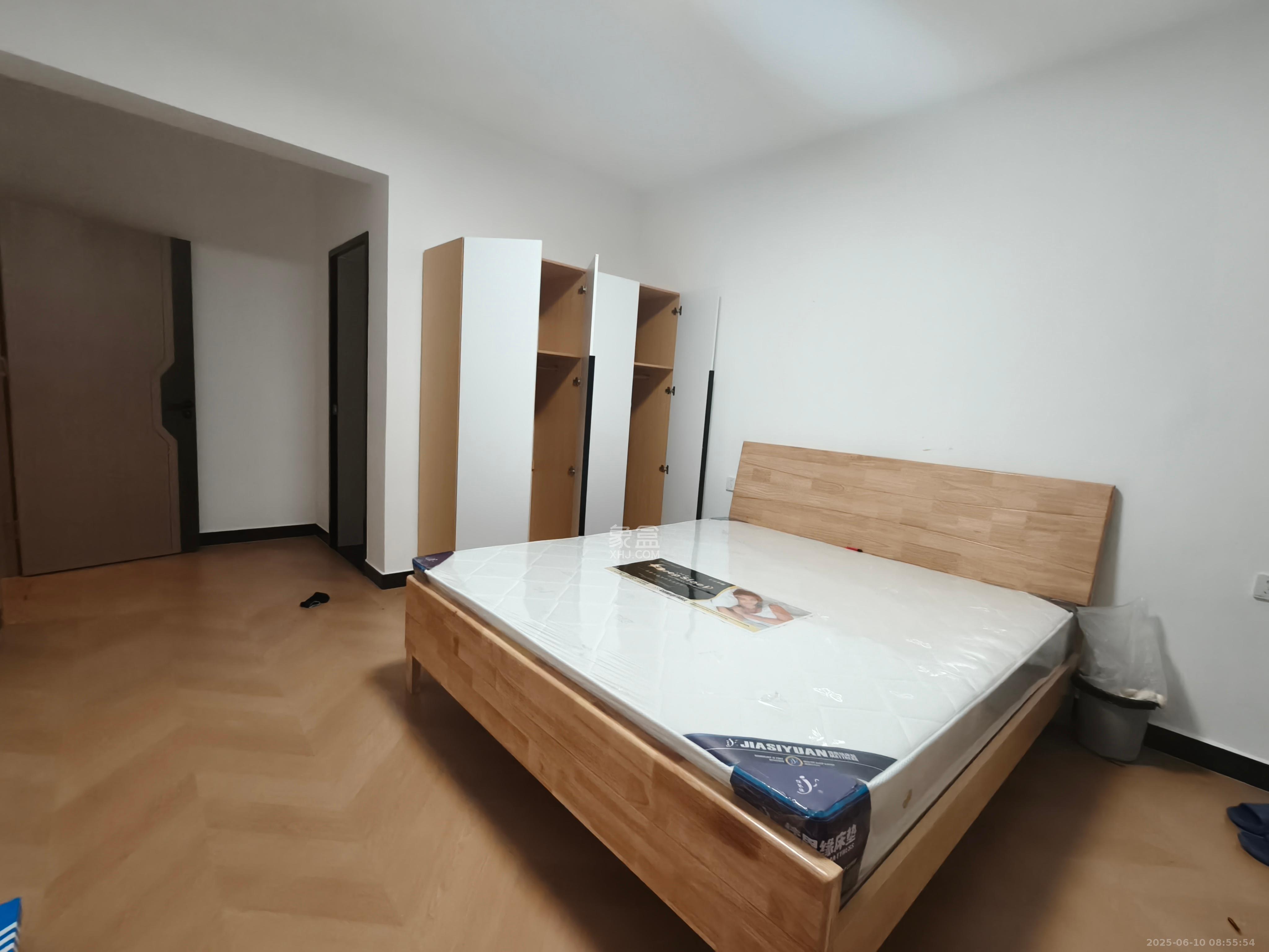 盛隆佳园 4室2厅2卫 4500.0元/月 盛隆佳园 4室2厅2卫 4500.0元/月室内图